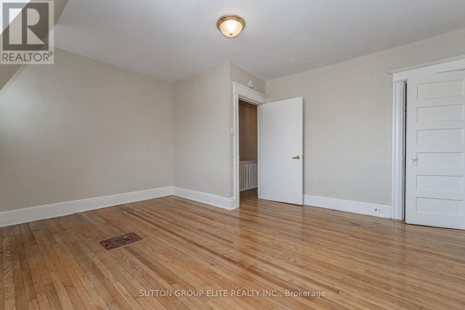 Upper - 23 Burnfield Avenue, Toronto, Ontario  M6G 1Y4 - Photo 20 - W12694016