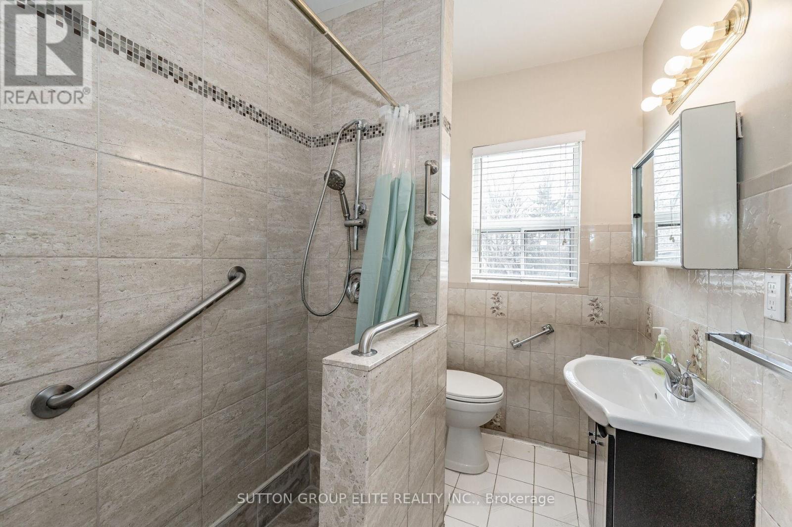 Upper - 23 Burnfield Avenue, Toronto, Ontario  M6G 1Y4 - Photo 27 - W12694016