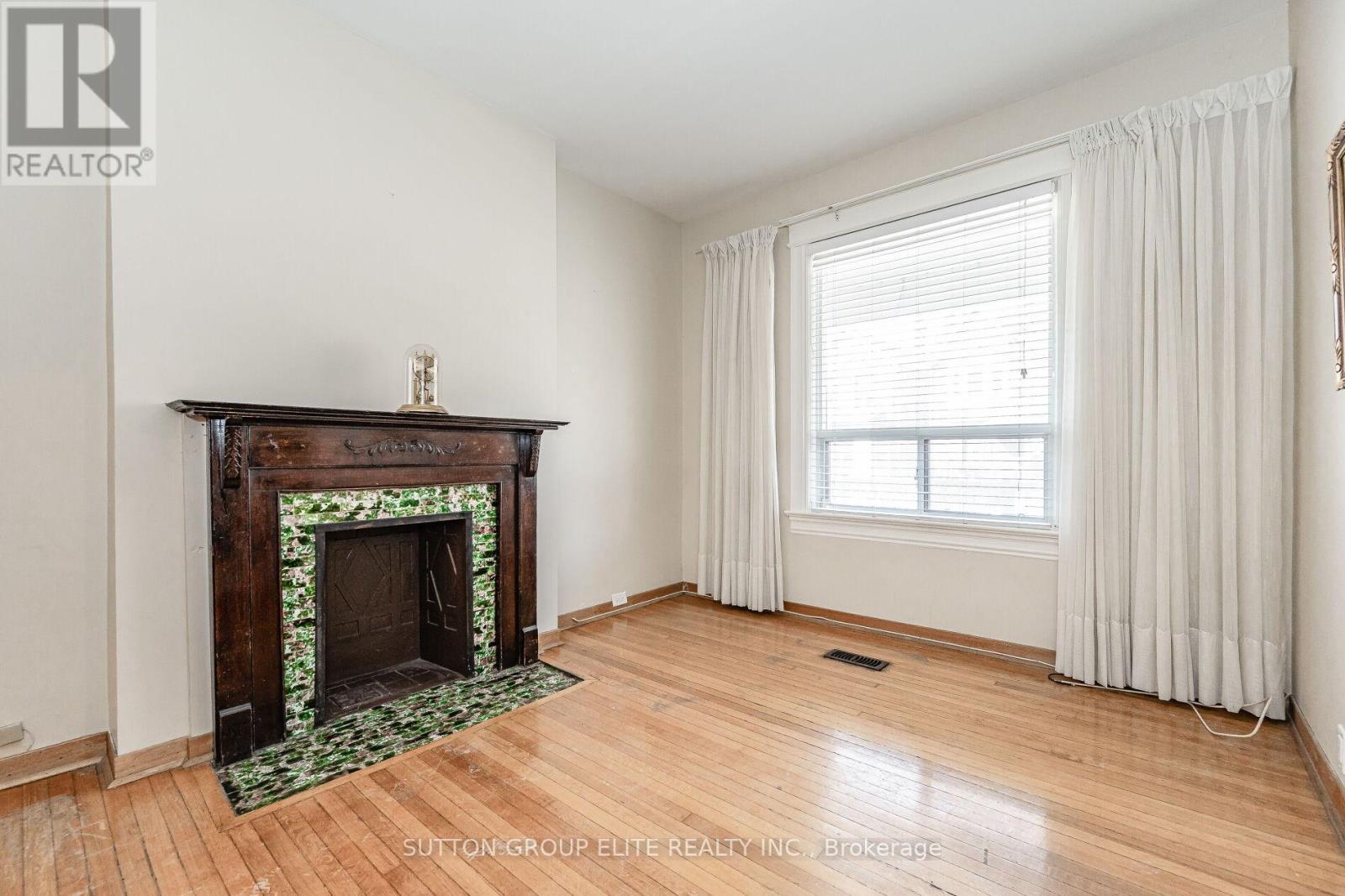 Upper - 23 Burnfield Avenue, Toronto, Ontario  M6G 1Y4 - Photo 7 - W12694016