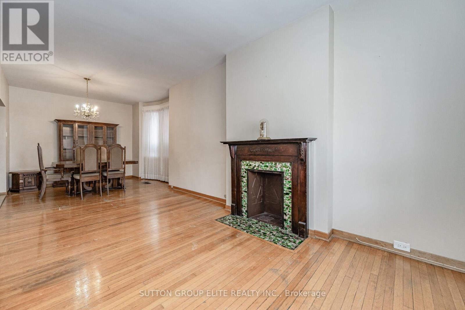 Upper - 23 Burnfield Avenue, Toronto, Ontario  M6G 1Y4 - Photo 8 - W12694016