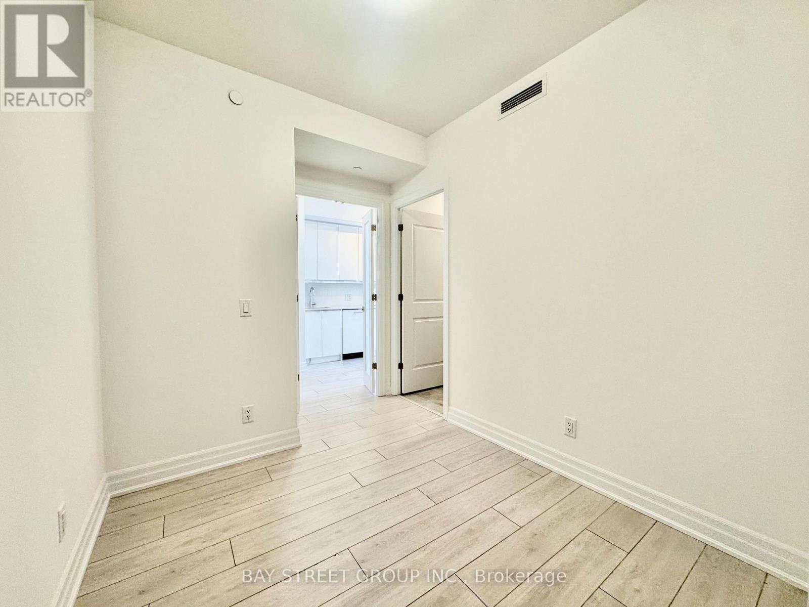 2406 - 30 Elm Drive W, Mississauga, Ontario  L5B 0N6 - Photo 14 - W12694040