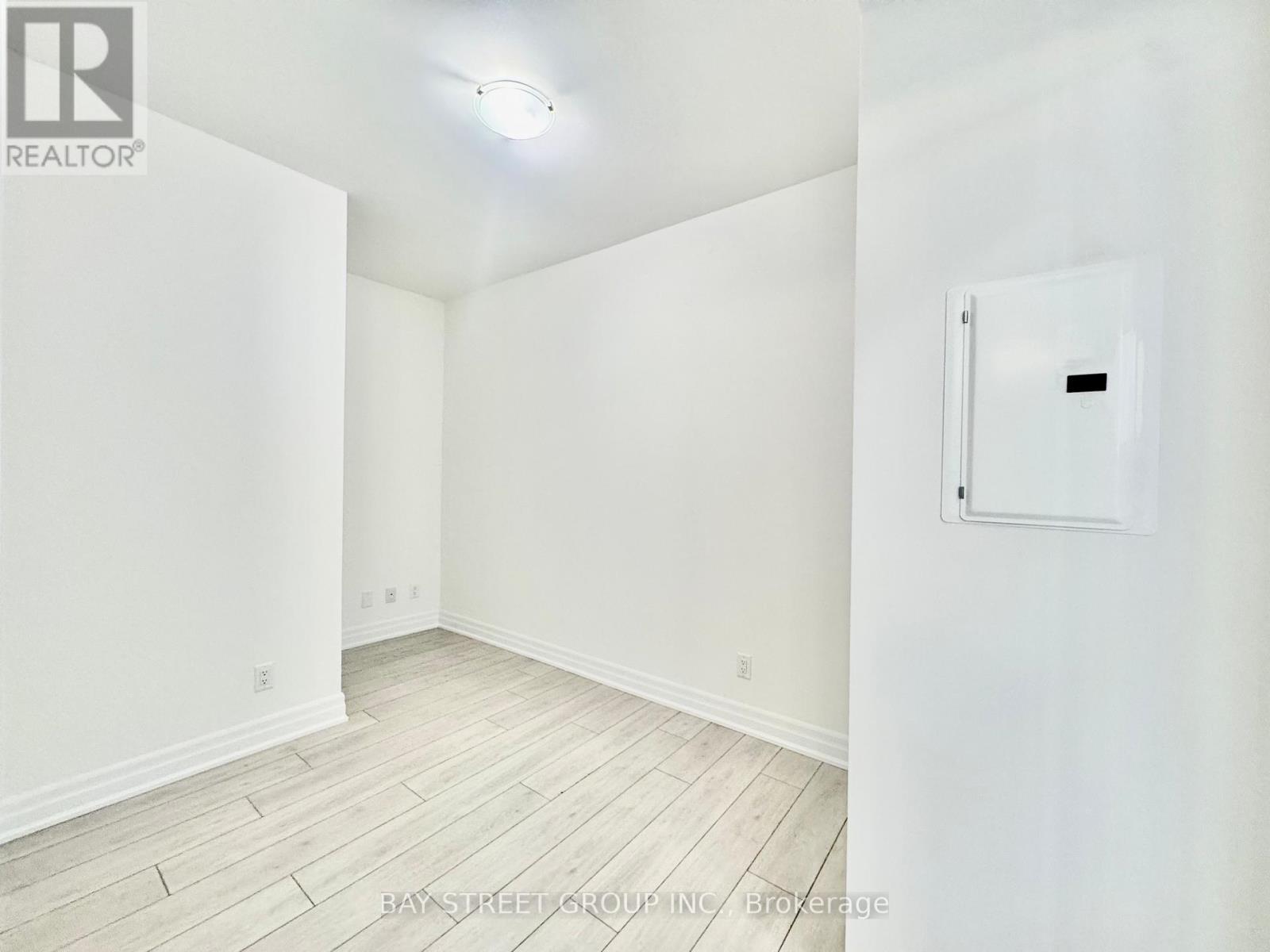 2406 - 30 Elm Drive W, Mississauga, Ontario  L5B 0N6 - Photo 16 - W12694040