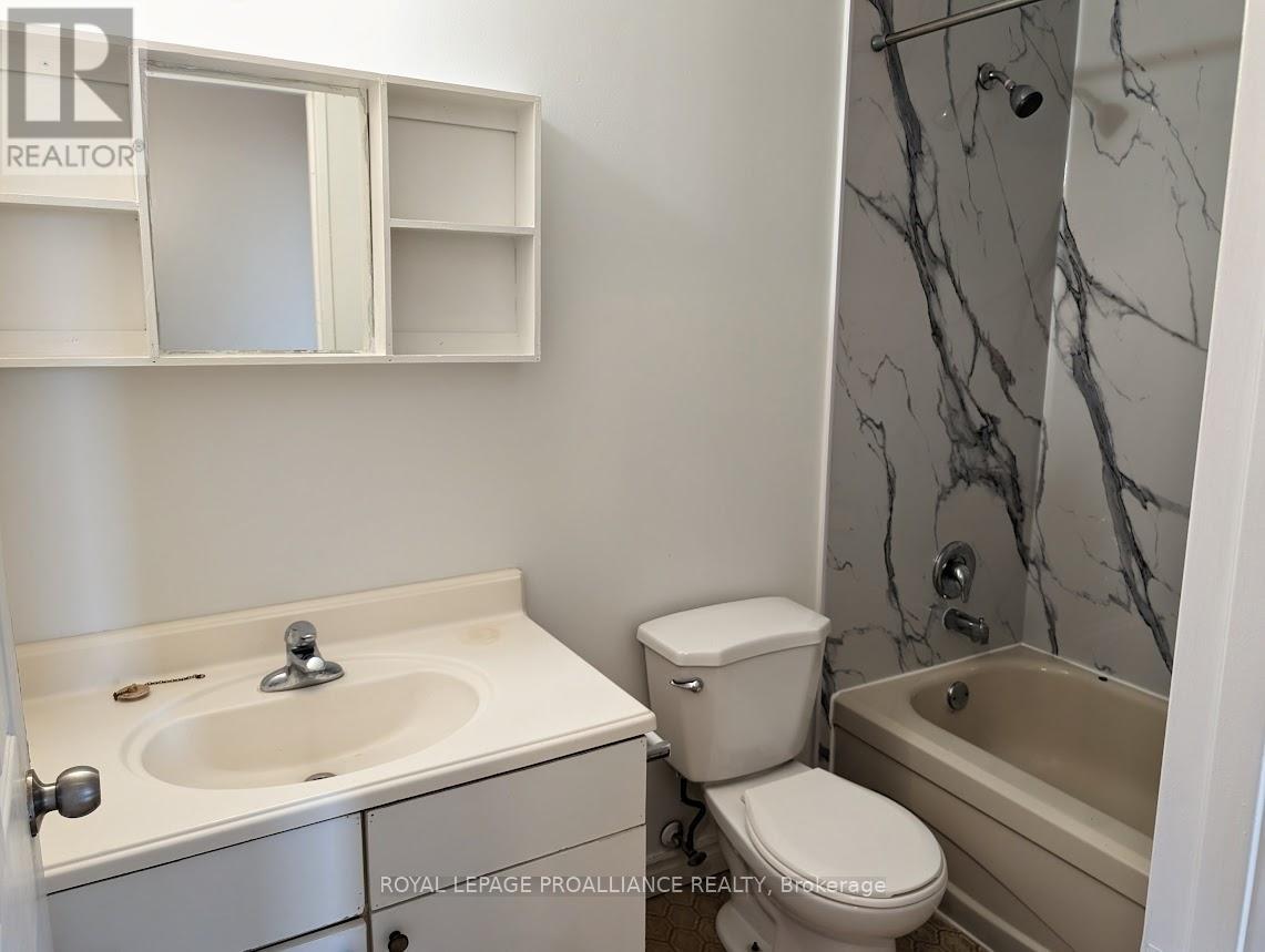 301 - 328 Aylmer Street, Peterborough, Ontario  K9H 3V6 - Photo 8 - X12694376