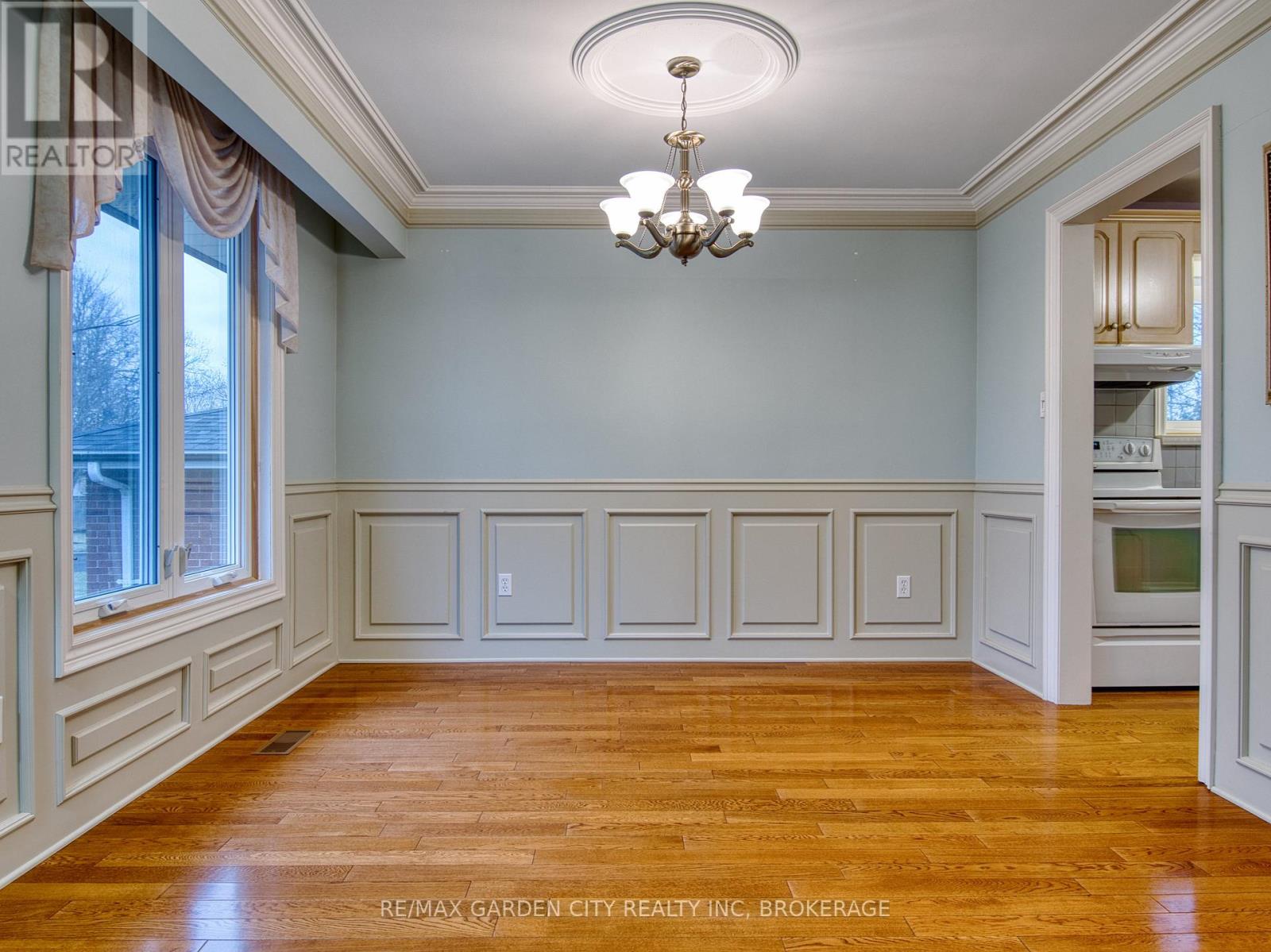 35 Crown Street, St. Catharines, Ontario  L2M 3L2 - Photo 14 - X12694732