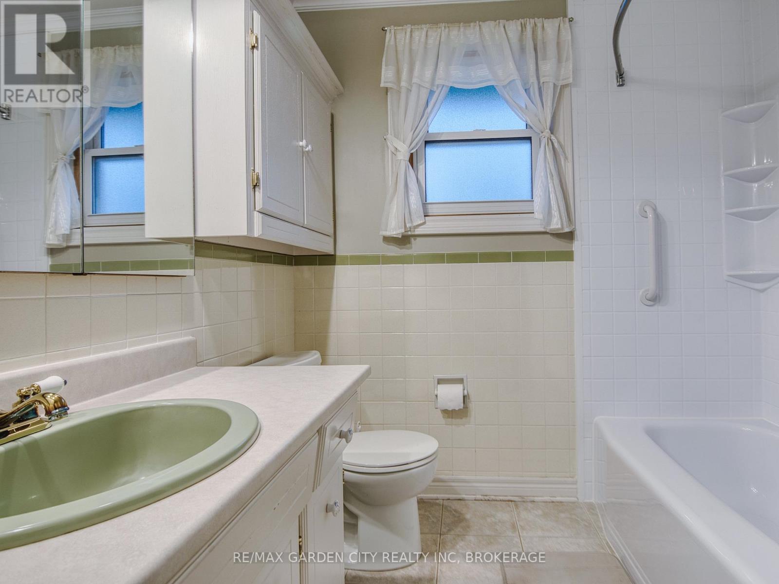 35 Crown Street, St. Catharines, Ontario  L2M 3L2 - Photo 19 - X12694732