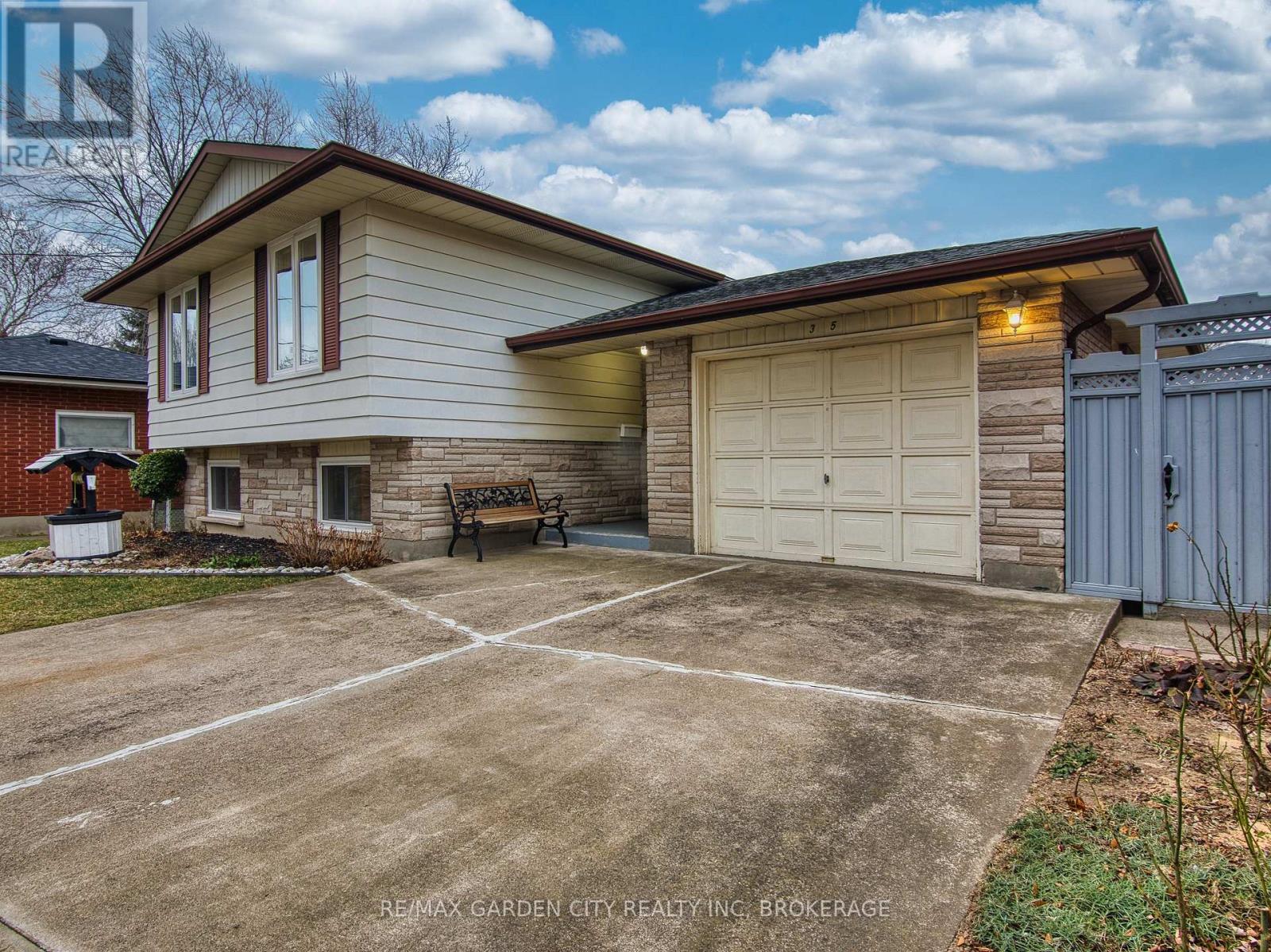 35 Crown Street, St. Catharines, Ontario  L2M 3L2 - Photo 2 - X12694732