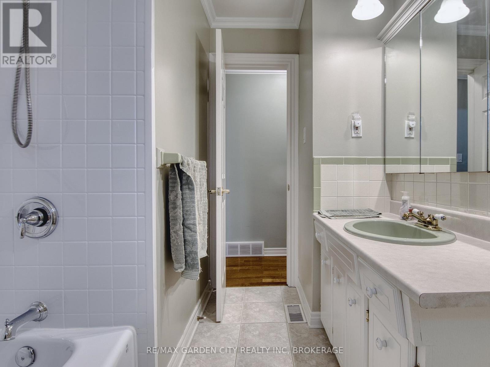 35 Crown Street, St. Catharines, Ontario  L2M 3L2 - Photo 20 - X12694732