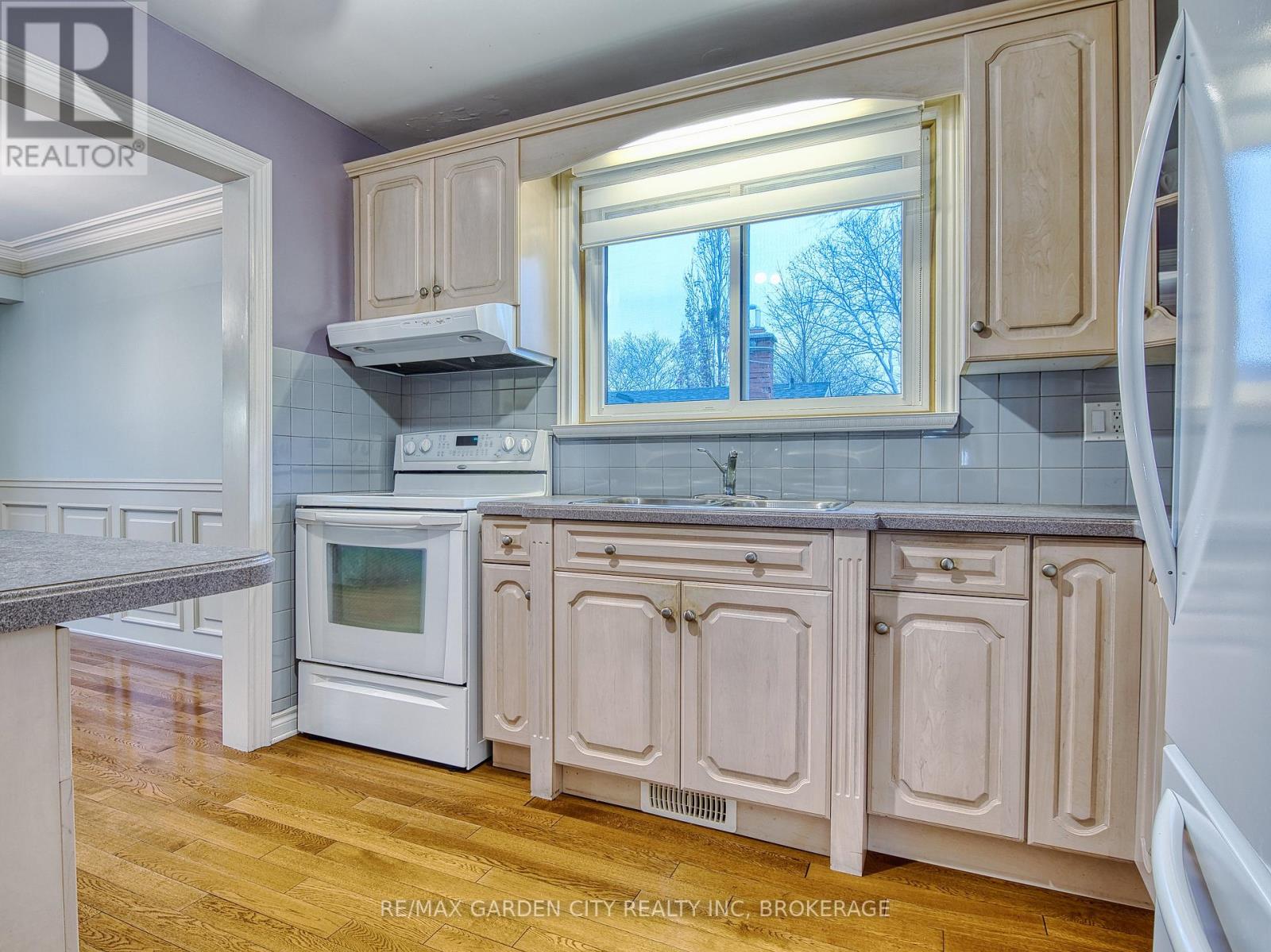 35 Crown Street, St. Catharines, Ontario  L2M 3L2 - Photo 17 - X12694732