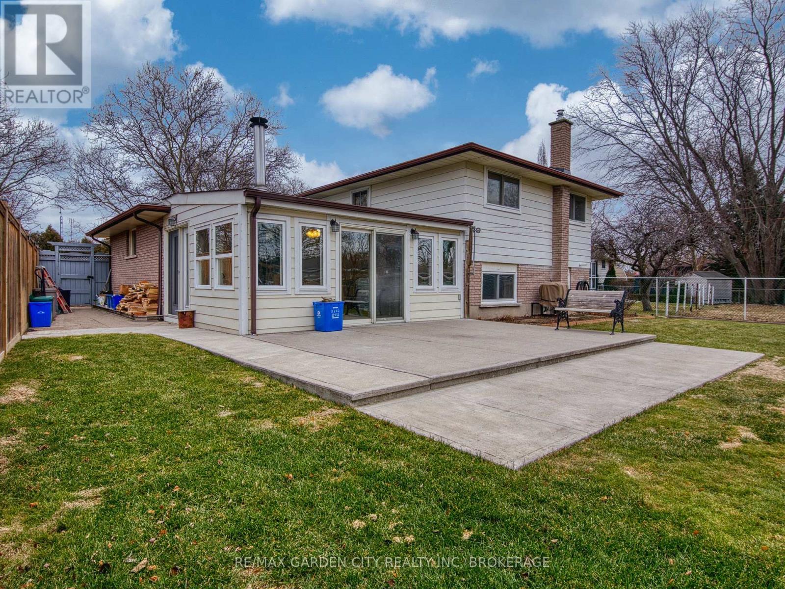 35 Crown Street, St. Catharines, Ontario  L2M 3L2 - Photo 4 - X12694732