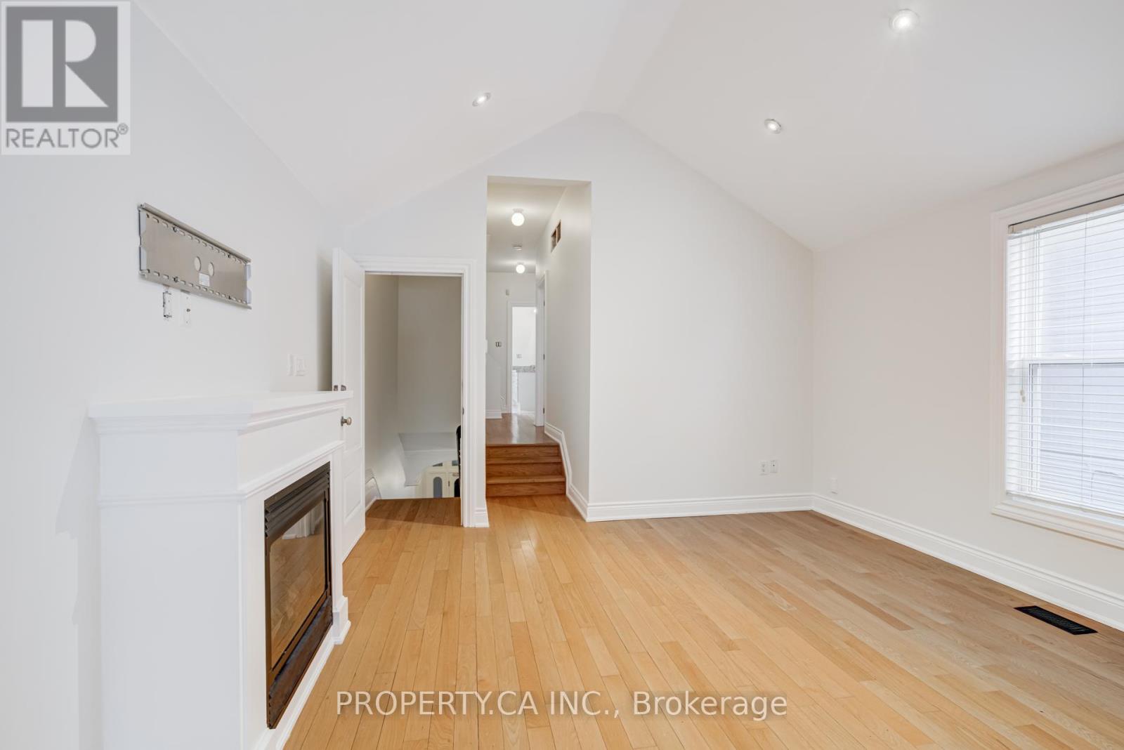 Upper - 21 D'arcy Street, Toronto, Ontario  M5T 1J8 - Photo 3 - C12694716
