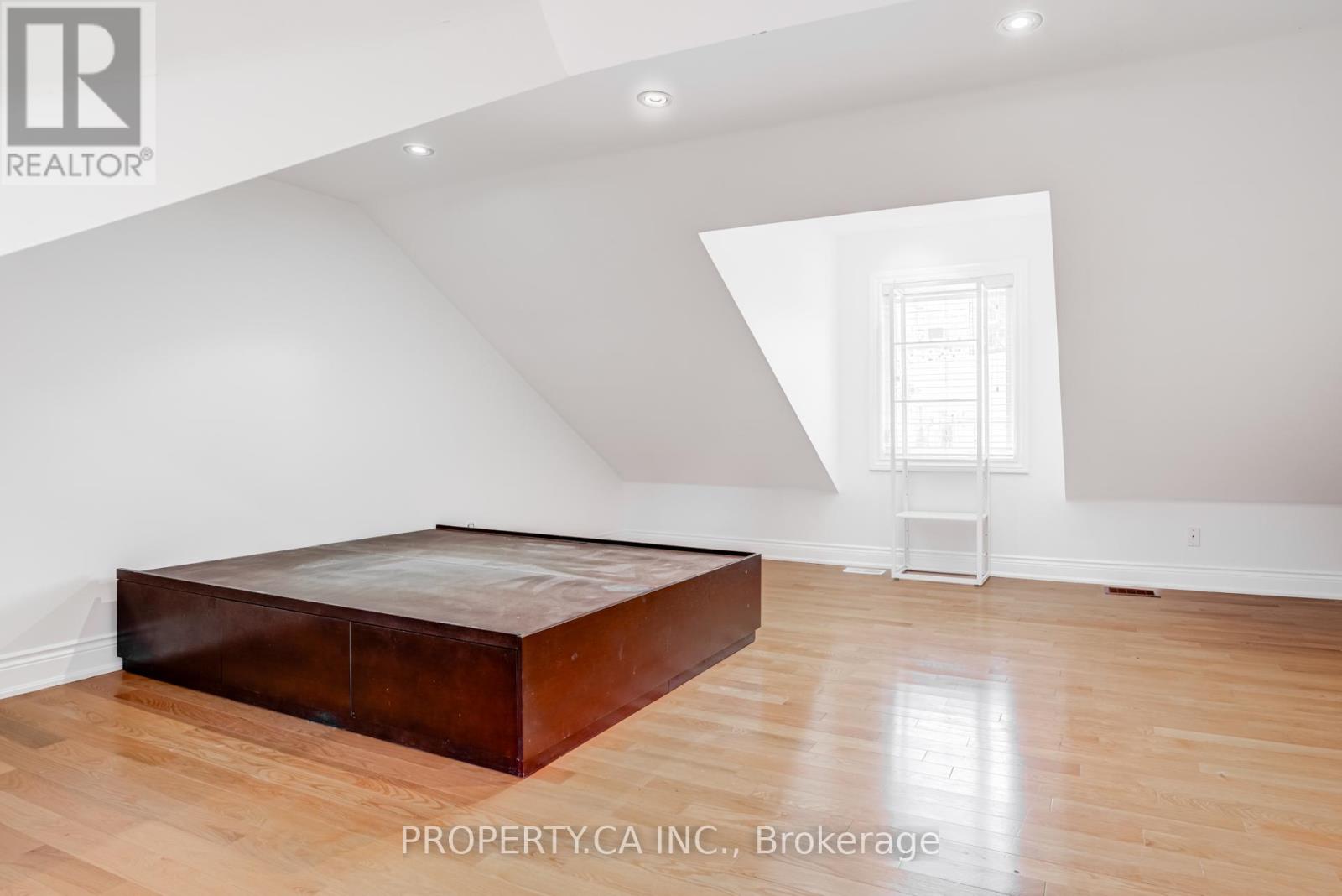 Upper - 21 D'arcy Street, Toronto, Ontario  M5T 1J8 - Photo 31 - C12694716