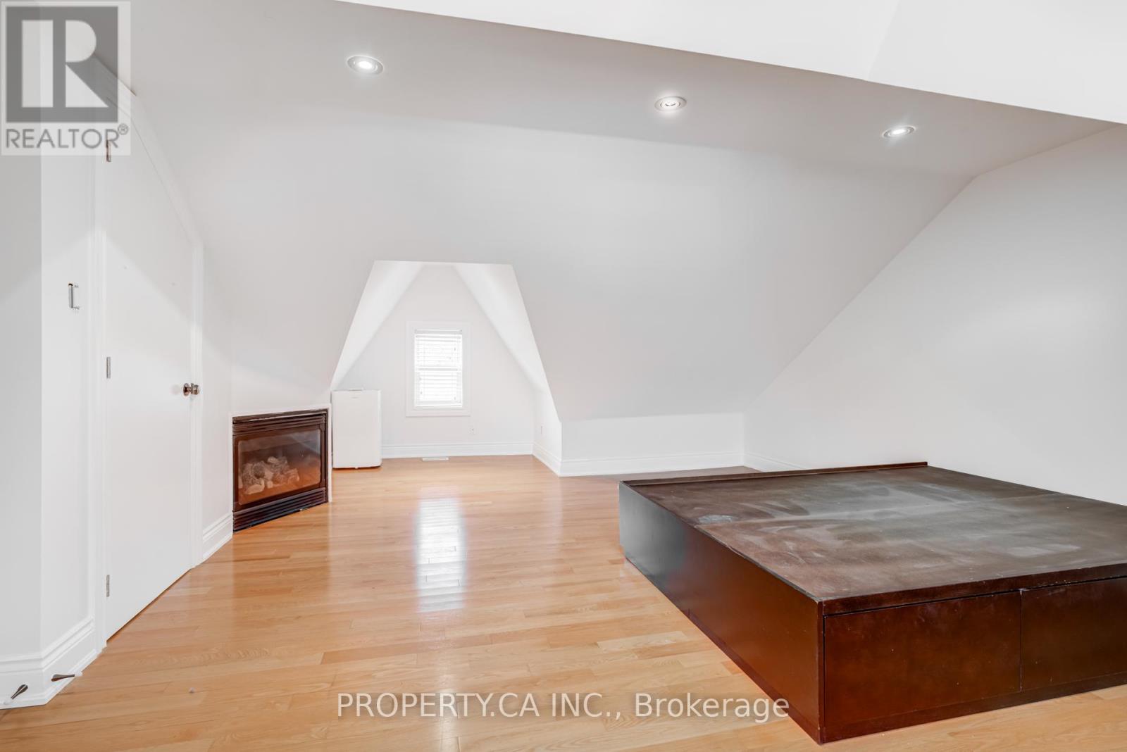 Upper - 21 D'arcy Street, Toronto, Ontario  M5T 1J8 - Photo 30 - C12694716