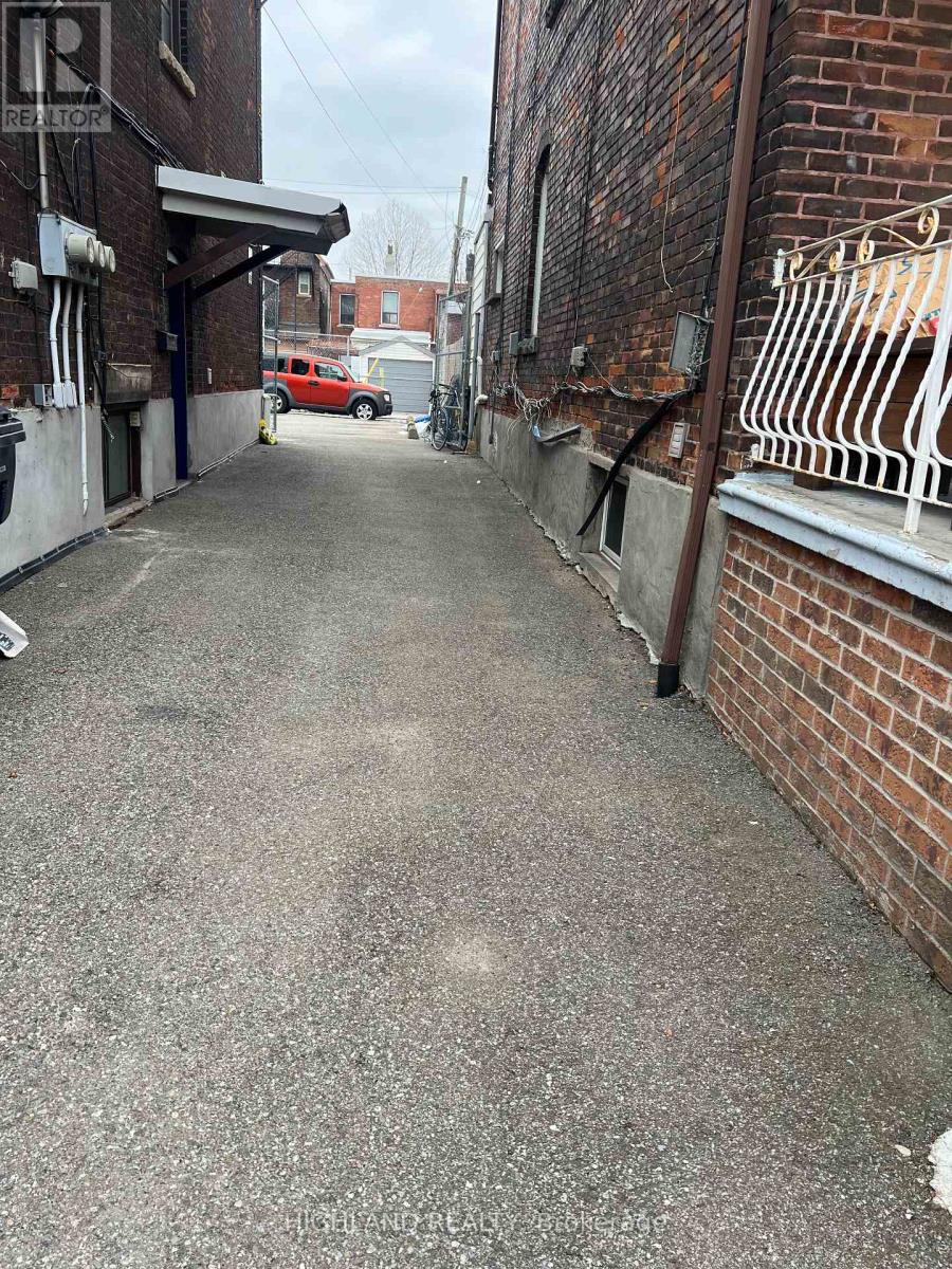 915 Lansdowne Ave, 2nd Floor Avenue, Toronto, Ontario  M6H 3Z2 - Photo 12 - W12659214