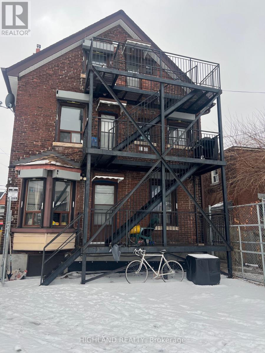 915 Lansdowne Ave, 2nd Floor Avenue, Toronto, Ontario  M6H 3Z2 - Photo 13 - W12659214