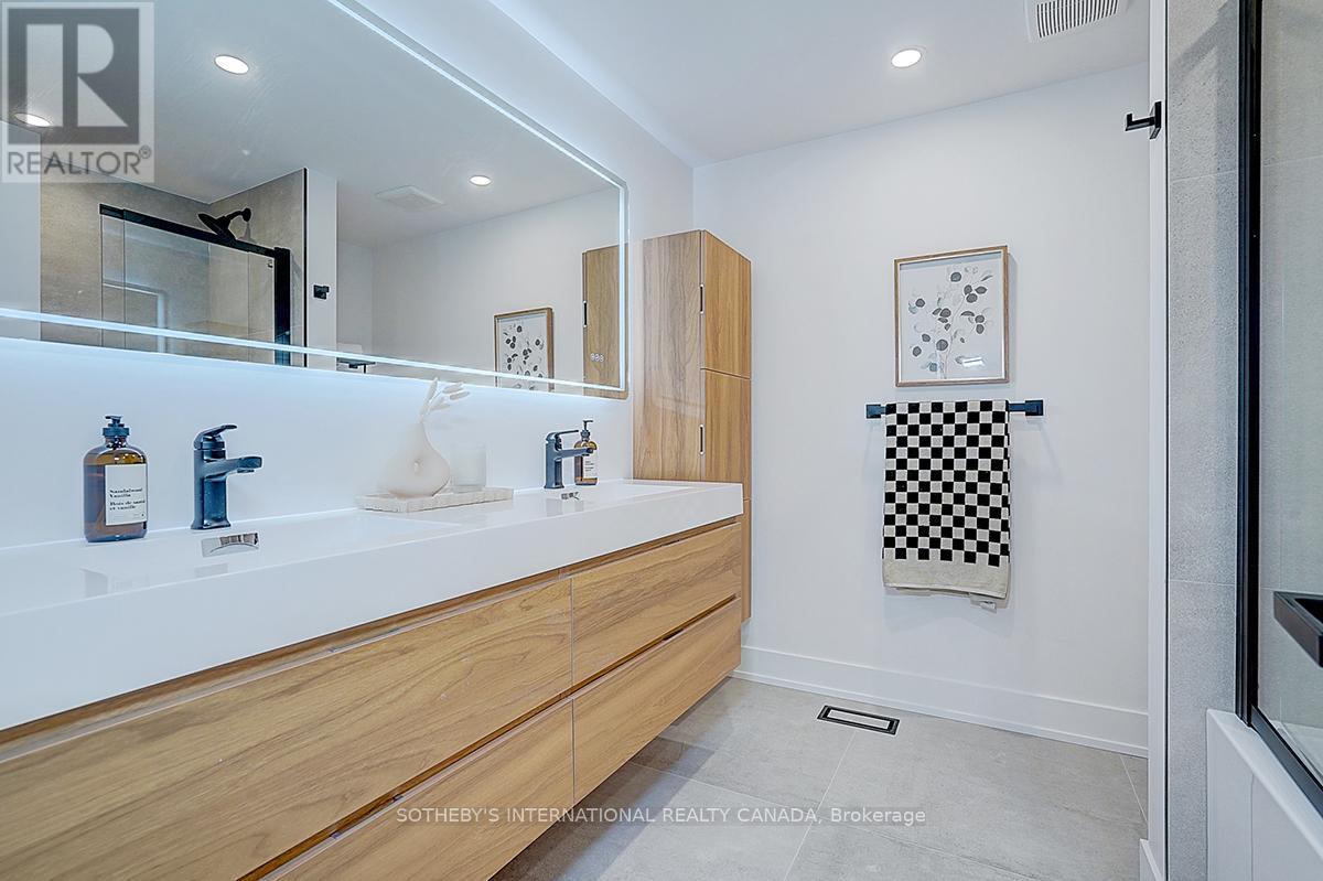 4 Dersingham Crescent, Markham, Ontario  L3T 4E7 - Photo 35 - N12694326