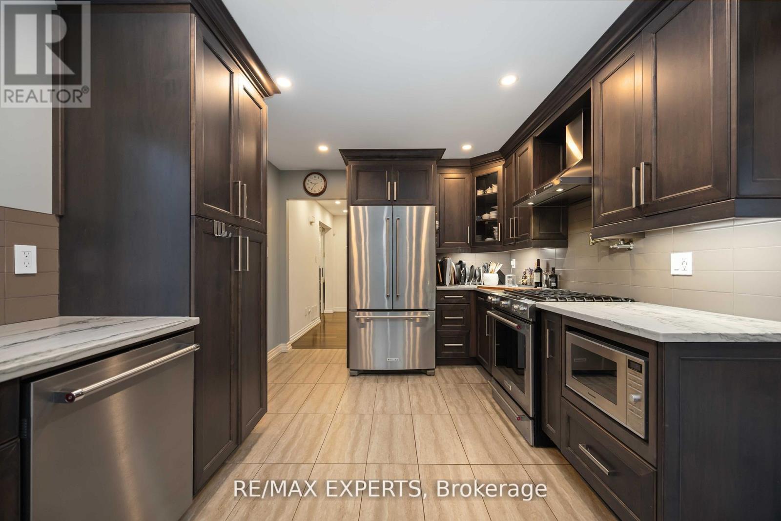 93 Stiver Drive, Newmarket (Bristol-London), Ontario  L3Y 7W2 - Photo 11 - N12694330