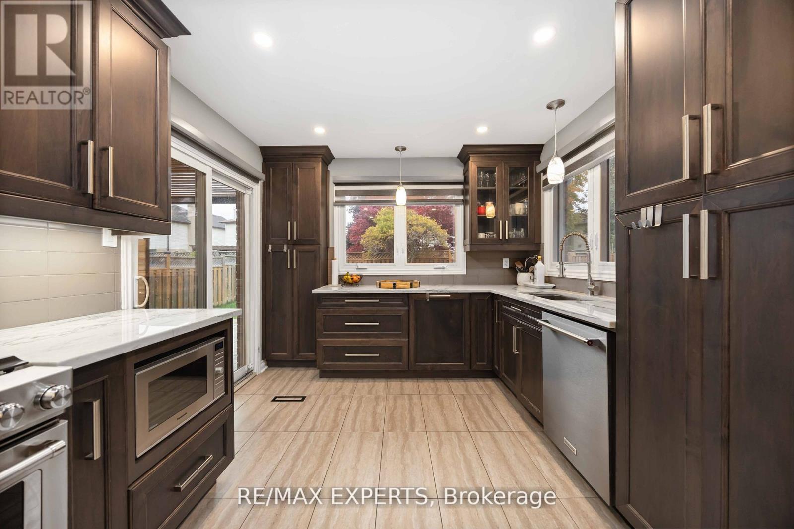 93 Stiver Drive, Newmarket (Bristol-London), Ontario  L3Y 7W2 - Photo 12 - N12694330