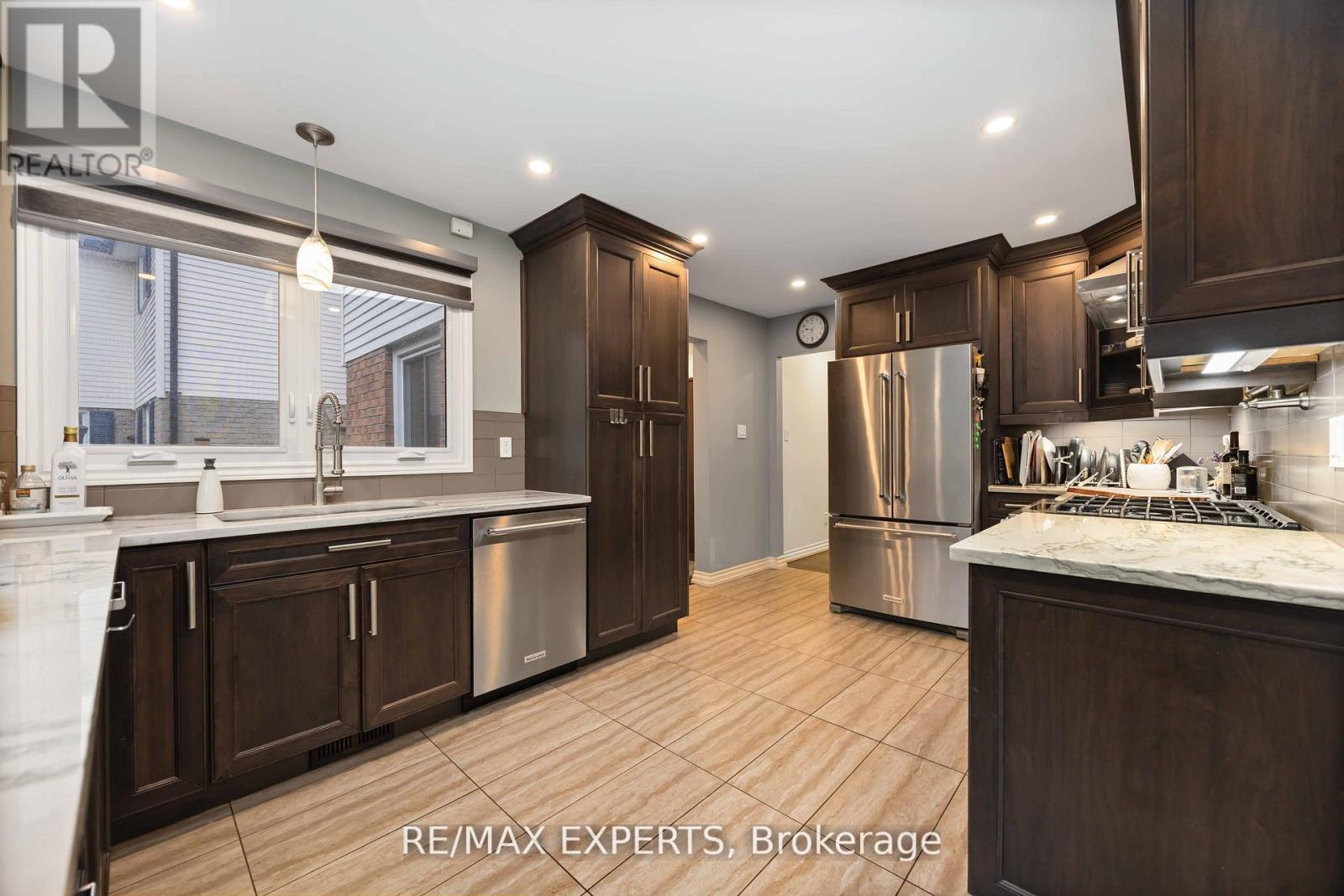 93 Stiver Drive, Newmarket (Bristol-London), Ontario  L3Y 7W2 - Photo 9 - N12694330