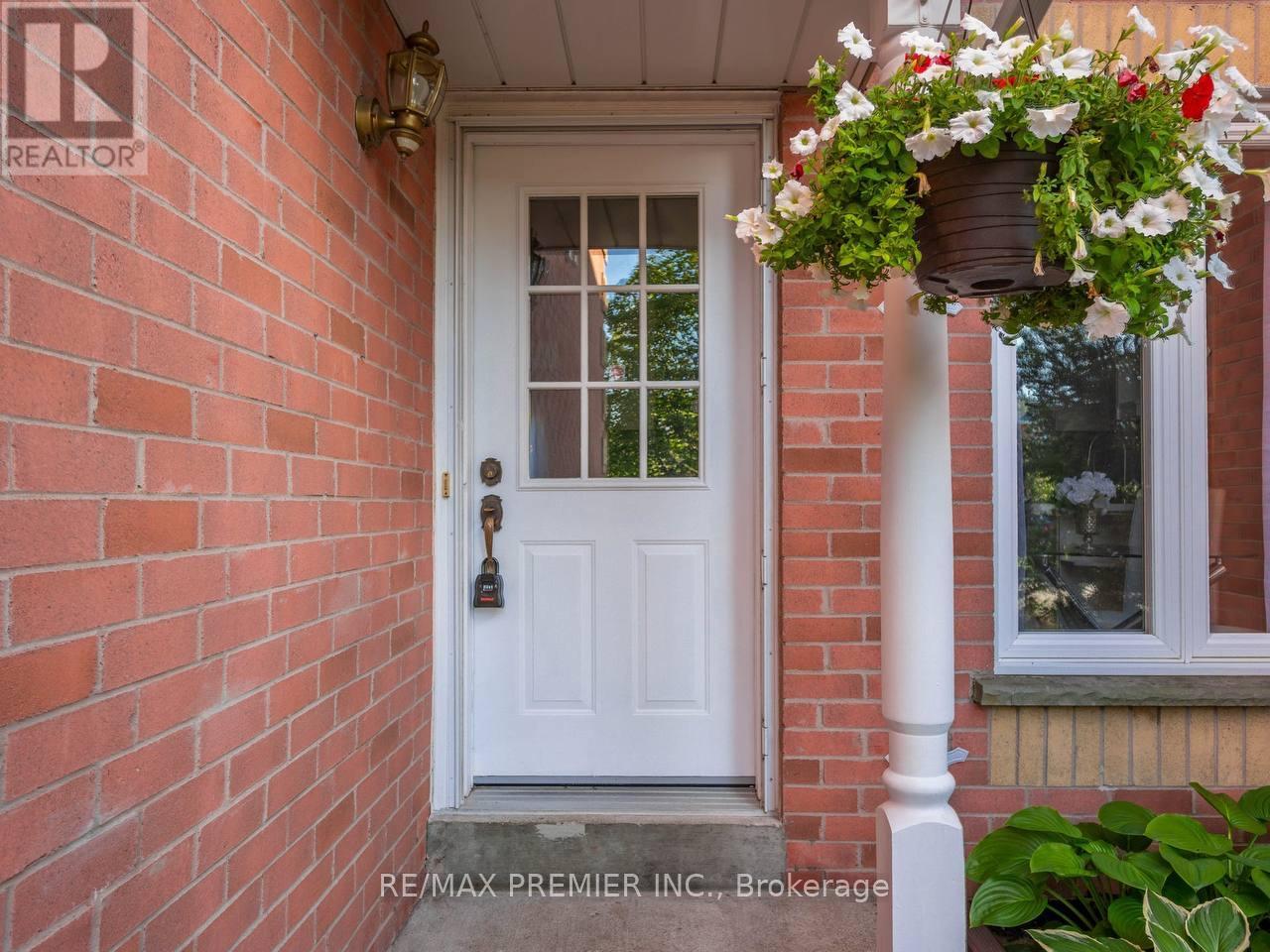 39 Ross Linton Drive, Aurora (Aurora Highlands), Ontario  L4G 6T3 - Photo 4 - N12694502