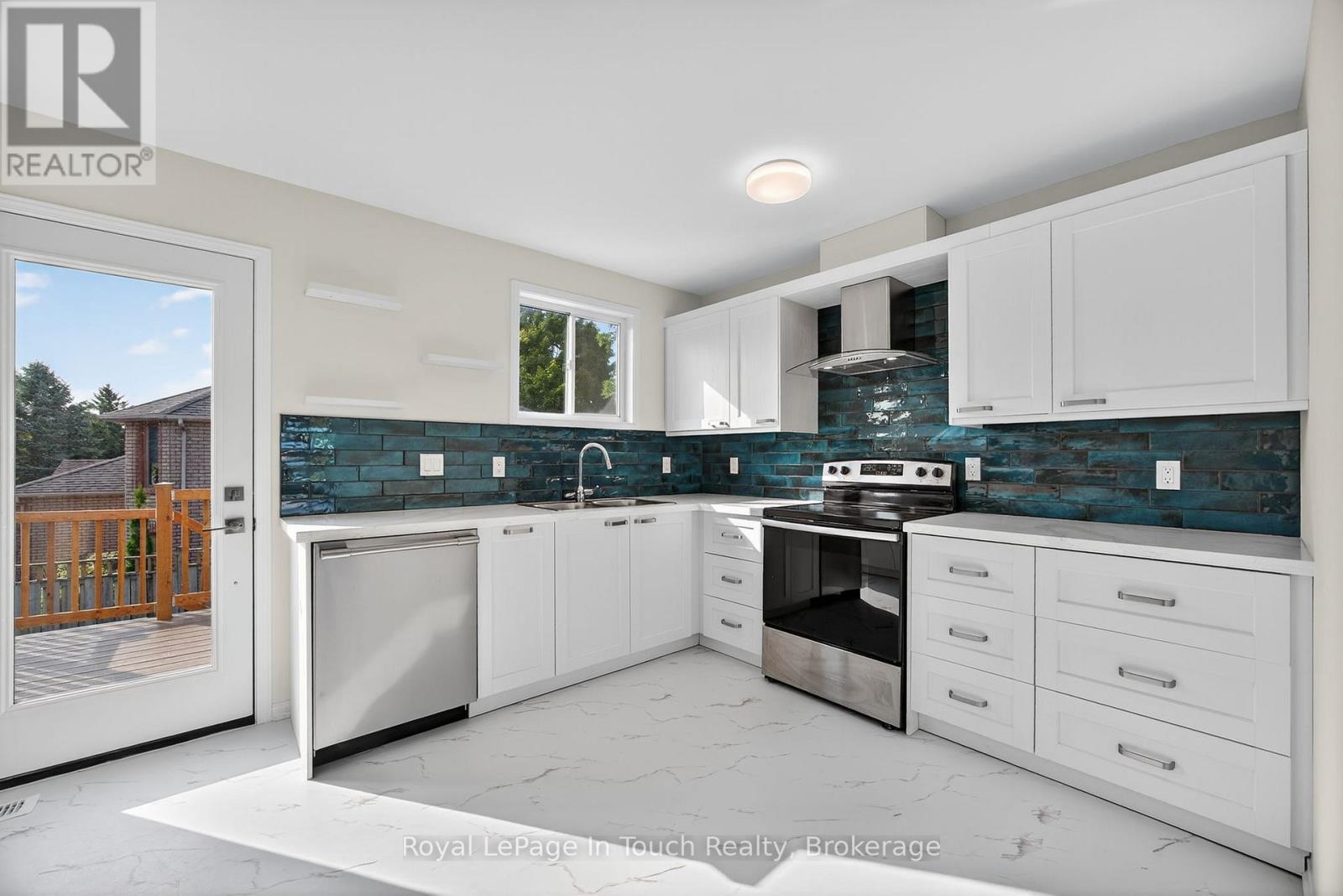 640 Wayne Crescent, Midland, Ontario  L4R 5E1 - Photo 4 - S12406043