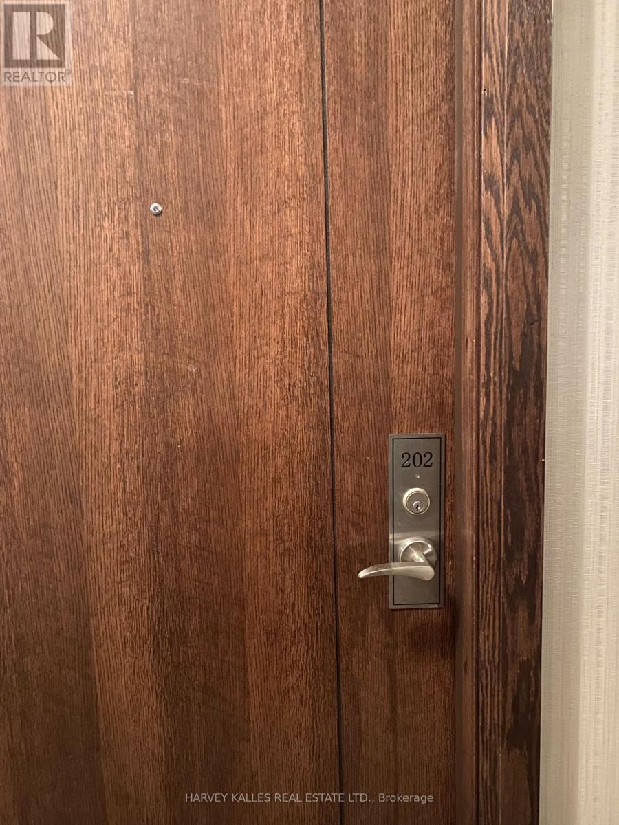 202 - 339 Rathburn Road W, Mississauga, Ontario  L5B 0K6 - Photo 2 - W12694634