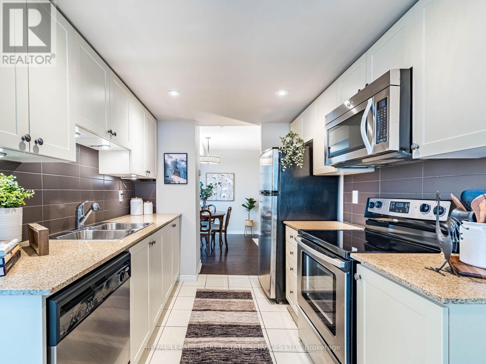 1602 - 9 George Street N, Brampton, Ontario  L6X 0T6 - Photo 17 - W12694646