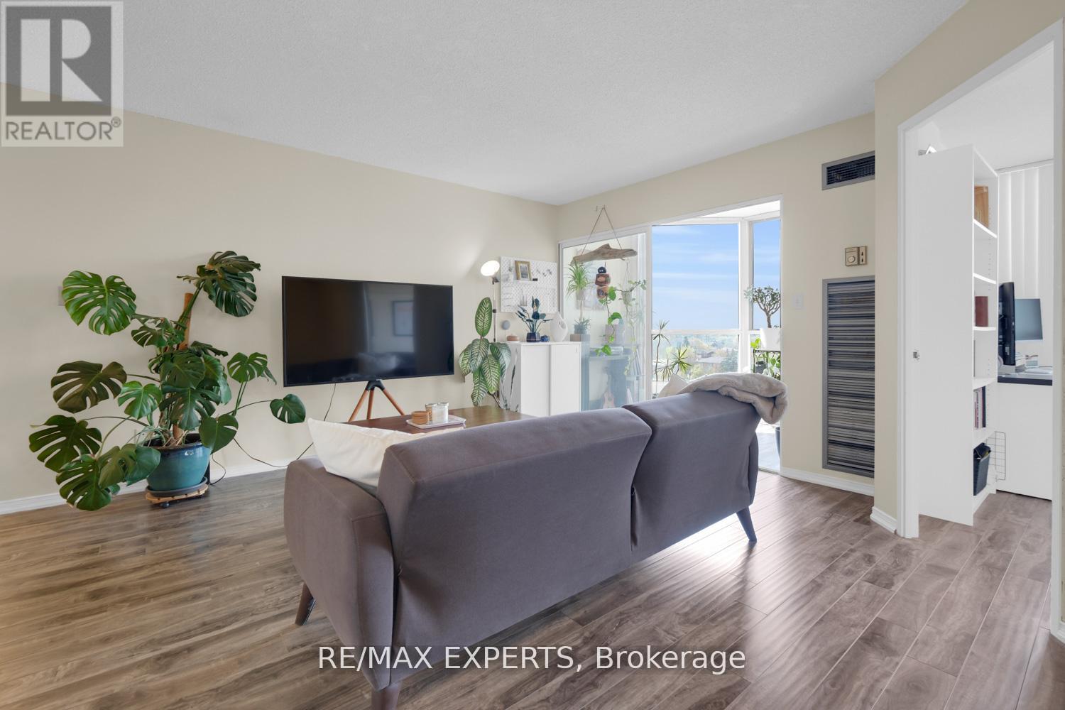 502 - 145 Hillcrest Avenue, Mississauga, Ontario  L5B 3Z1 - Photo 1 - W12694652