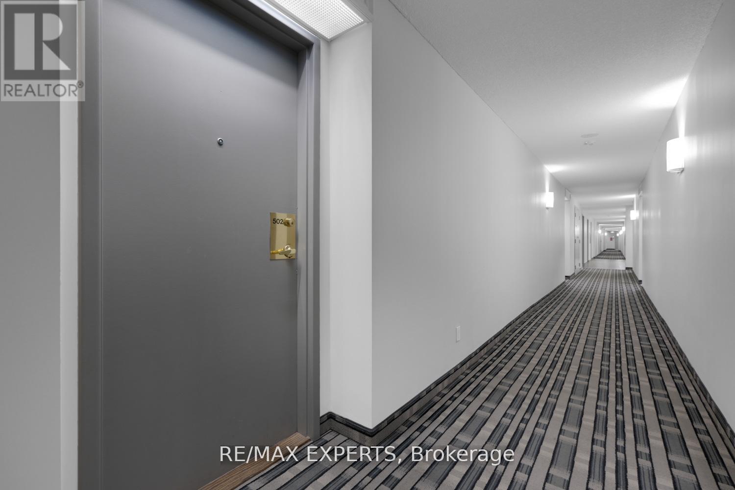 502 - 145 Hillcrest Avenue, Mississauga, Ontario  L5B 3Z1 - Photo 3 - W12694652