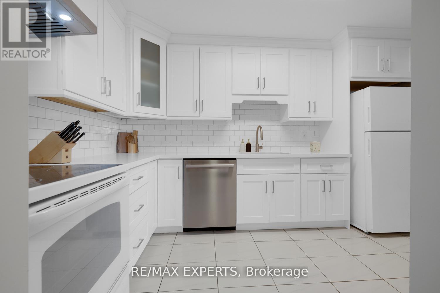 502 - 145 Hillcrest Avenue, Mississauga, Ontario  L5B 3Z1 - Photo 5 - W12694652