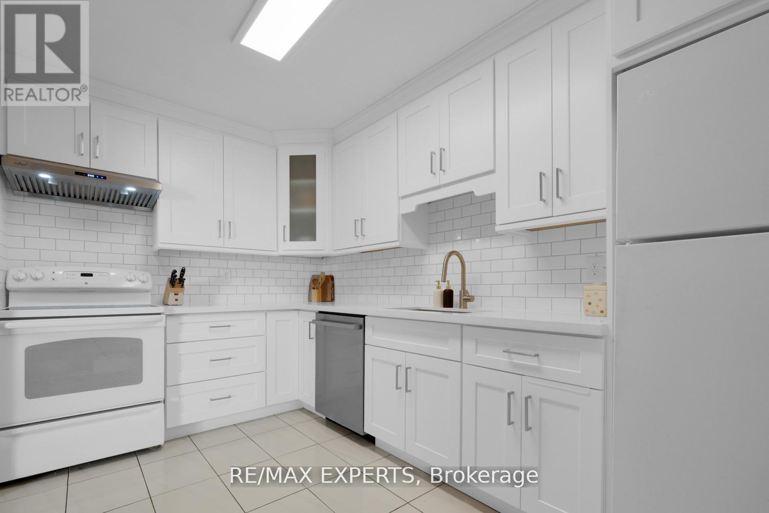 502 - 145 Hillcrest Avenue, Mississauga, Ontario  L5B 3Z1 - Photo 6 - W12694652