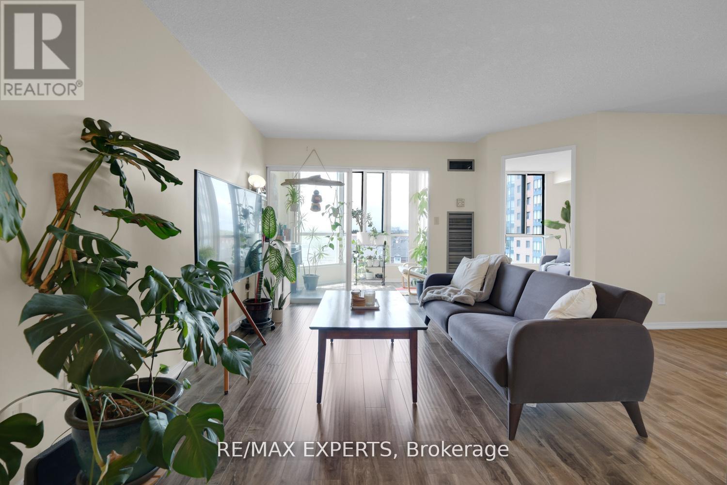 502 - 145 Hillcrest Avenue, Mississauga, Ontario  L5B 3Z1 - Photo 7 - W12694652