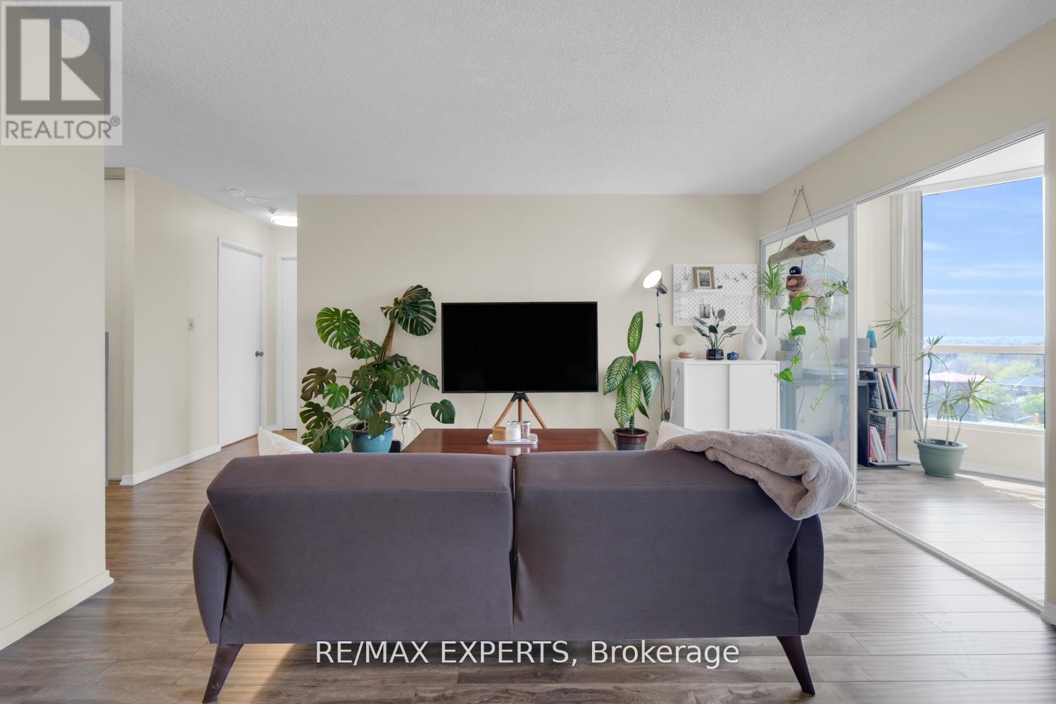 502 - 145 Hillcrest Avenue, Mississauga, Ontario  L5B 3Z1 - Photo 8 - W12694652