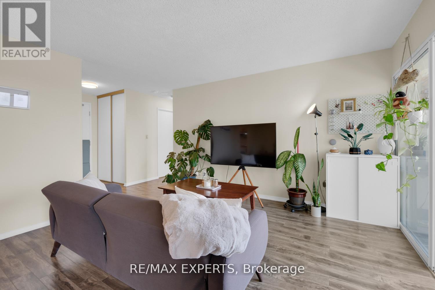 502 - 145 Hillcrest Avenue, Mississauga, Ontario  L5B 3Z1 - Photo 9 - W12694652