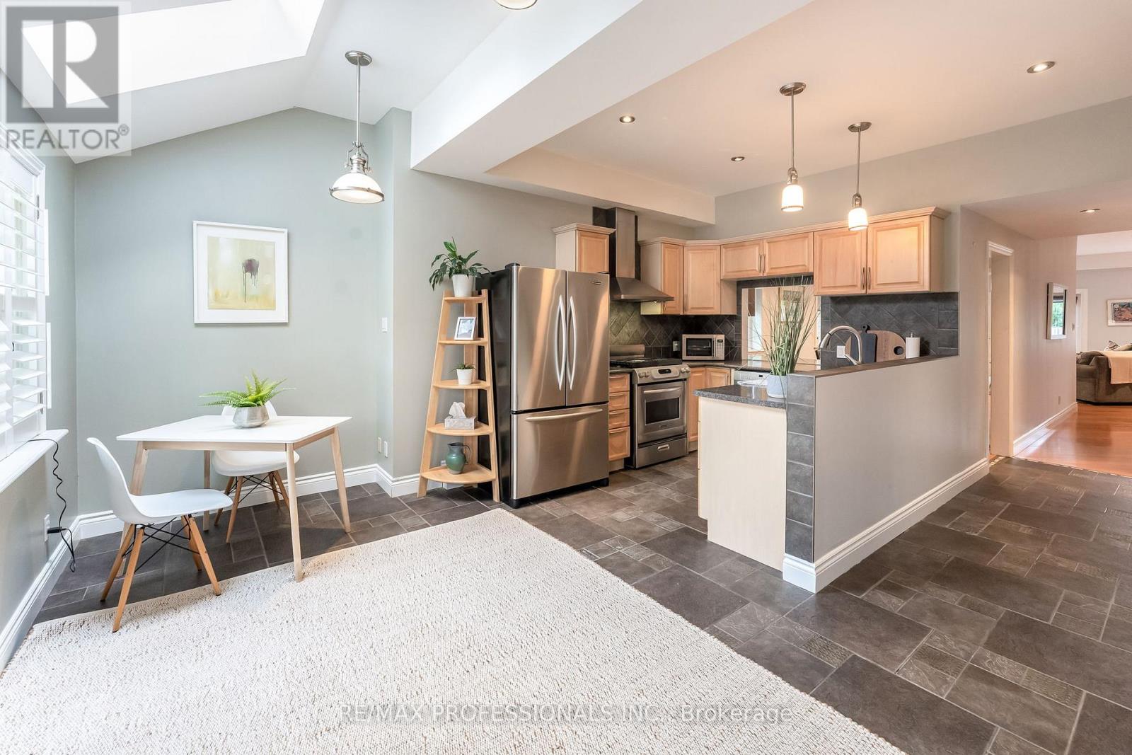 37 Lavinia Avenue, Toronto, Ontario  M6S 3H9 - Photo 5 - W12694690