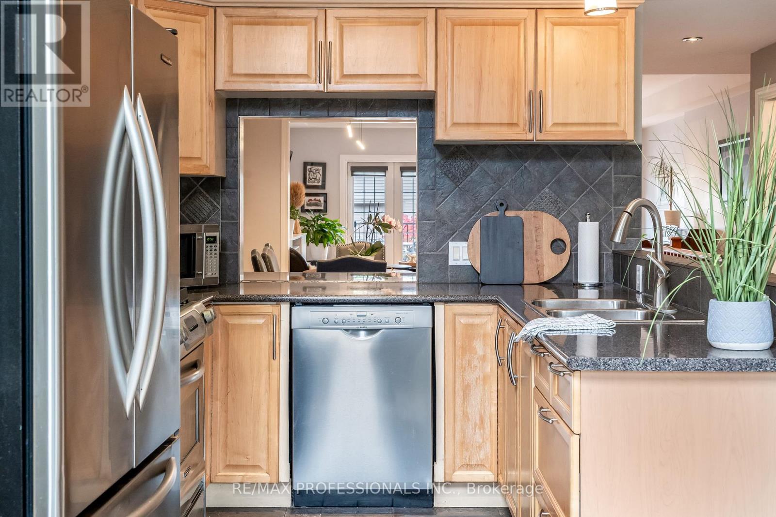 37 Lavinia Avenue, Toronto, Ontario  M6S 3H9 - Photo 7 - W12694690