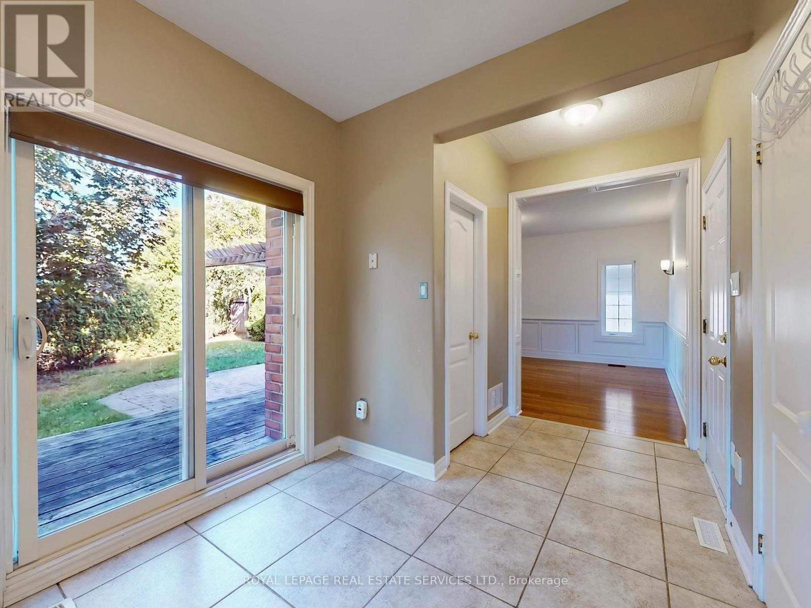 301 Mohawk Road, Oakville, Ontario  L6L 6P9 - Photo 12 - W12694742