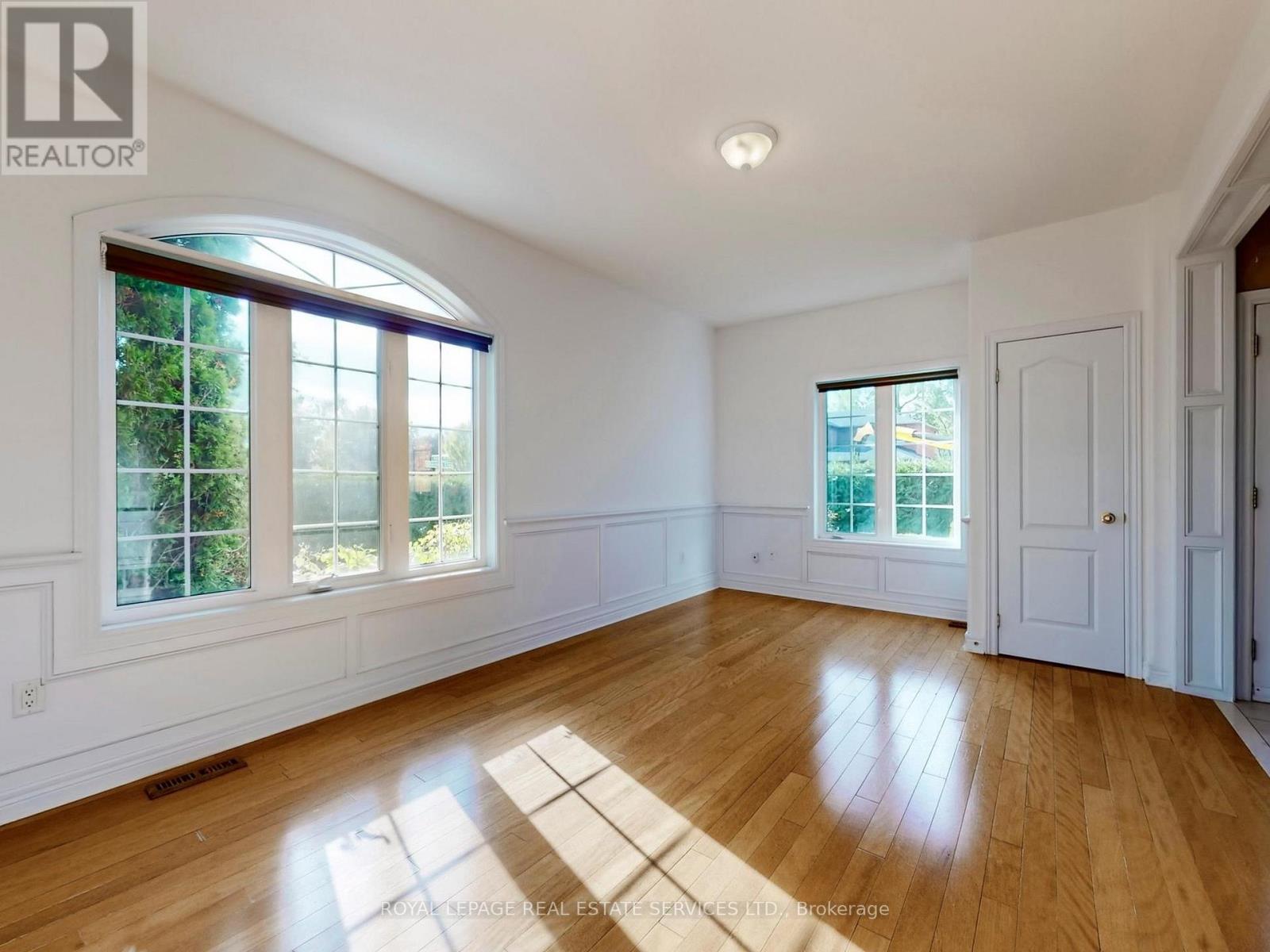 301 Mohawk Road, Oakville, Ontario  L6L 6P9 - Photo 4 - W12694742