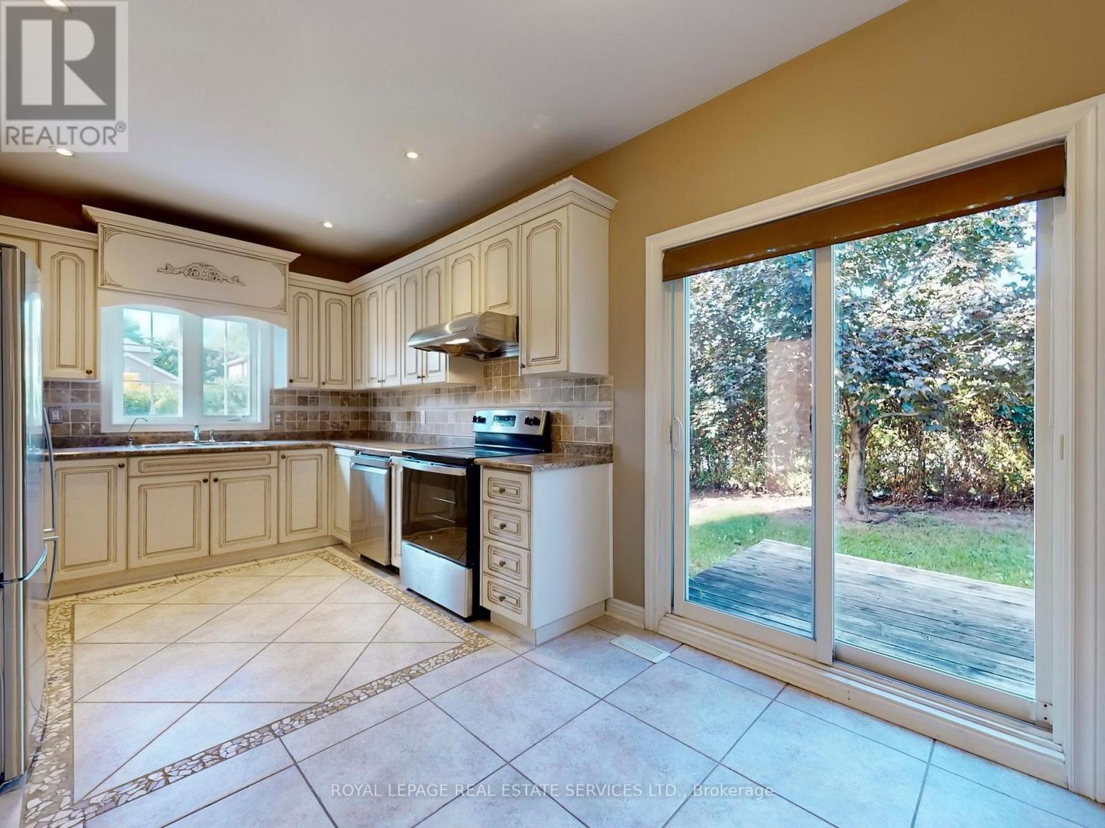 301 Mohawk Road, Oakville, Ontario  L6L 6P9 - Photo 6 - W12694742