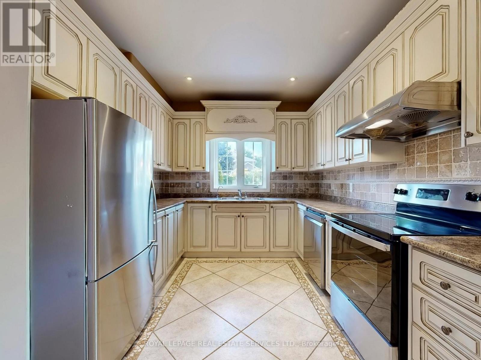 301 Mohawk Road, Oakville, Ontario  L6L 6P9 - Photo 7 - W12694742