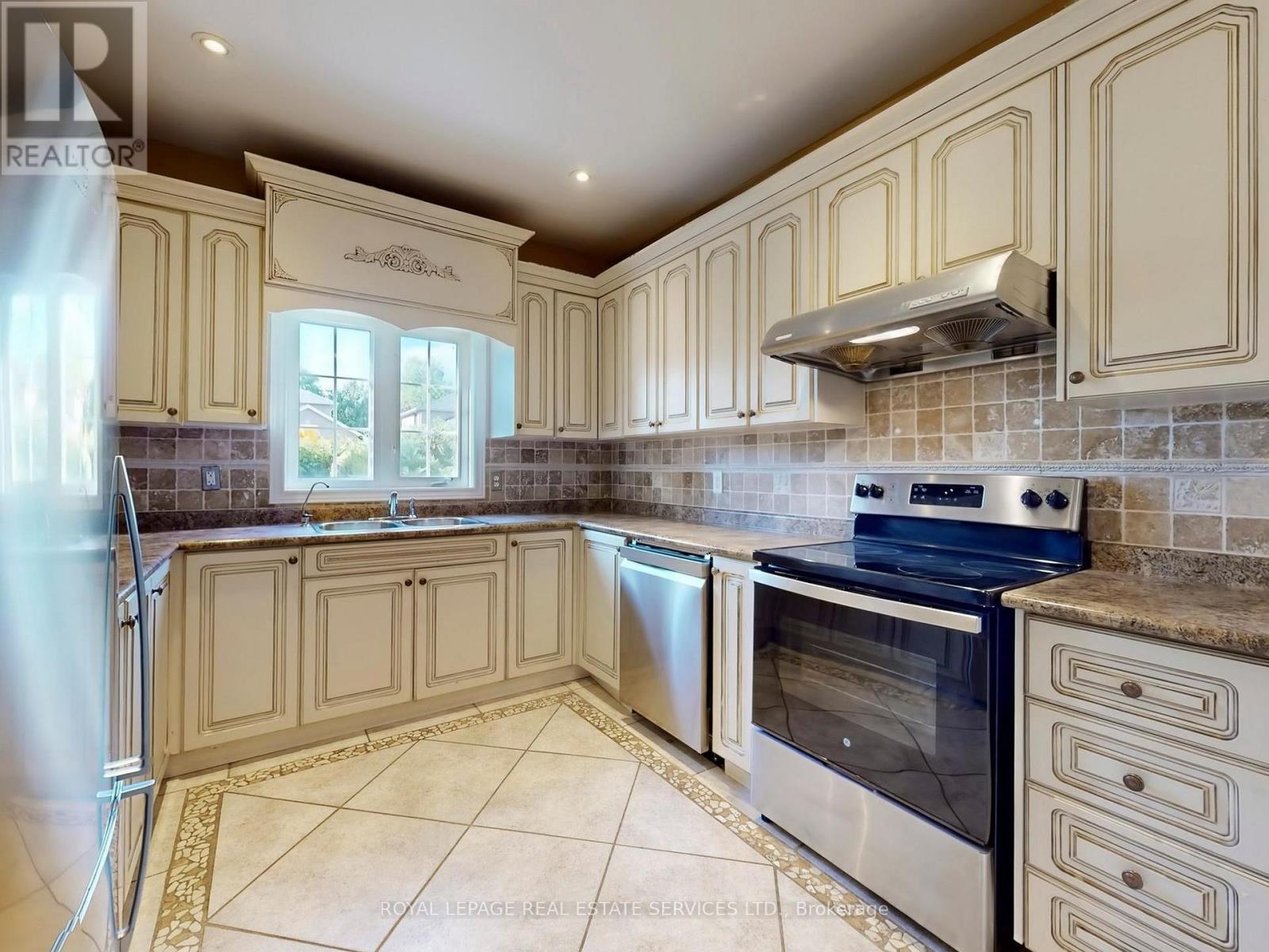 301 Mohawk Road, Oakville, Ontario  L6L 6P9 - Photo 8 - W12694742