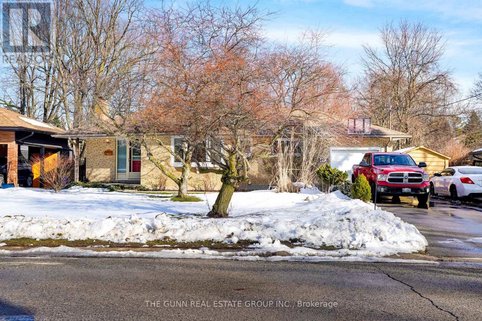 <div class="slider-price">$639,900</div><p>493 Cypress Avenue, London North, Ontario</p>