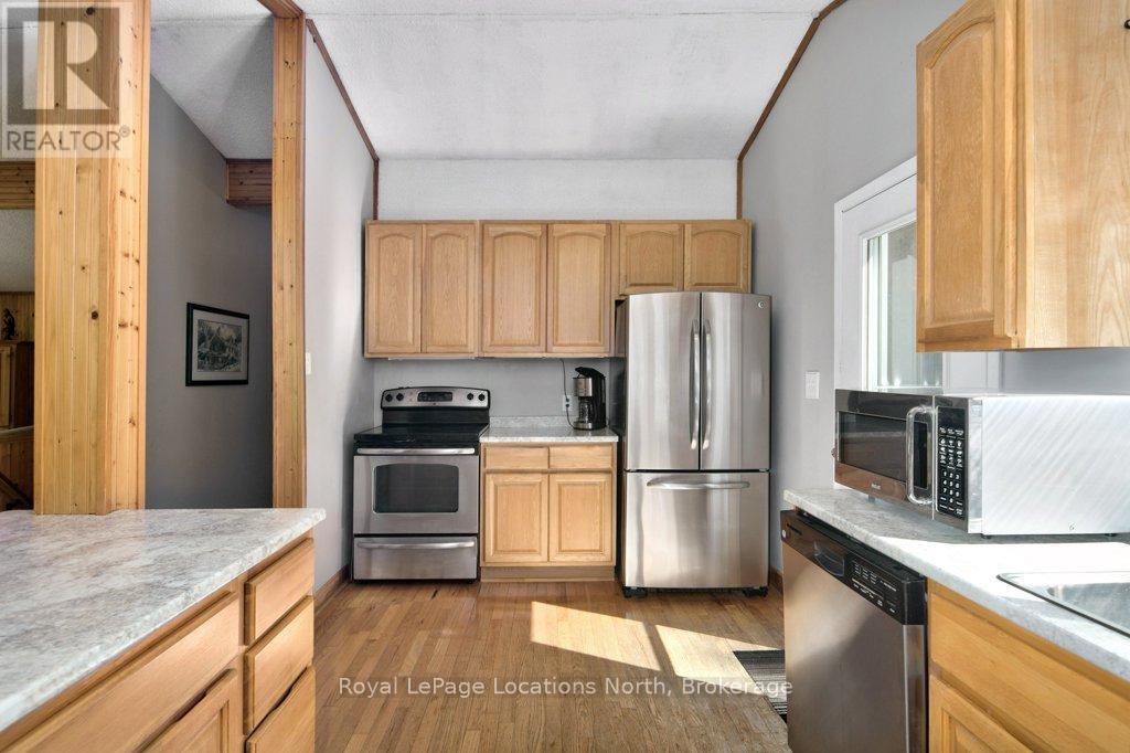 112 Cameron Street, Blue Mountains, Ontario  N0H 2P0 - Photo 12 - X12415157