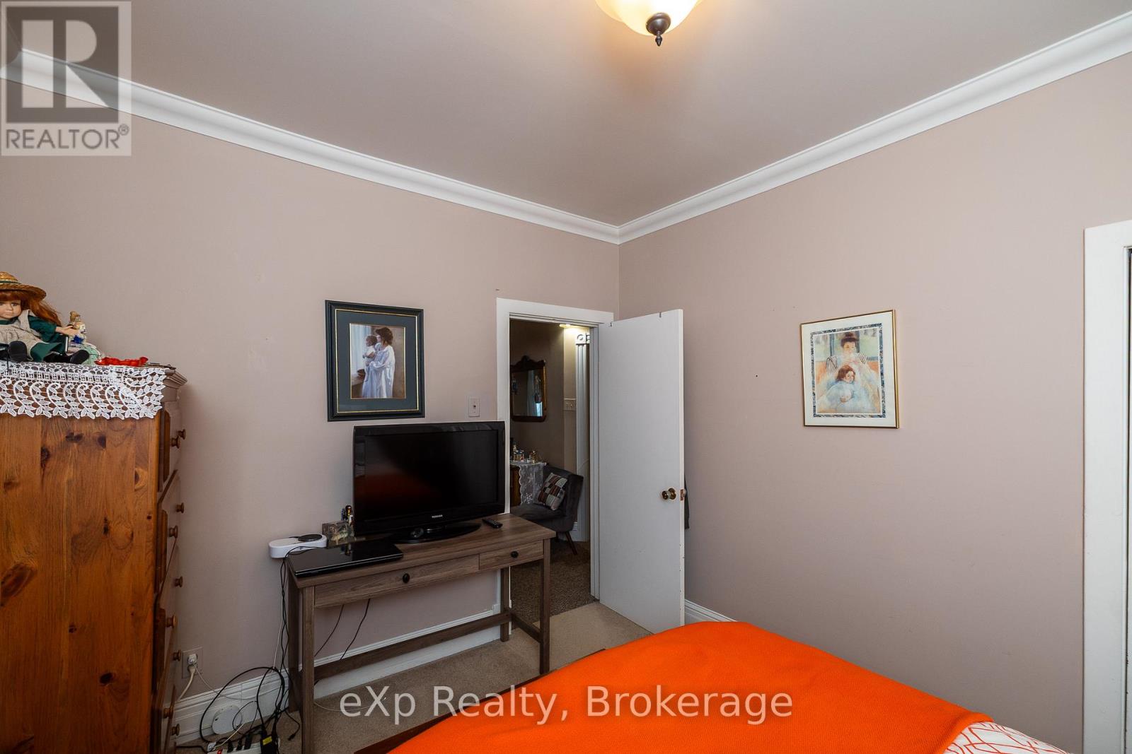 Upper Apartment - 554 2nd Avenue E, Owen Sound, Ontario  N4K 2G6 - Photo 13 - X12695004