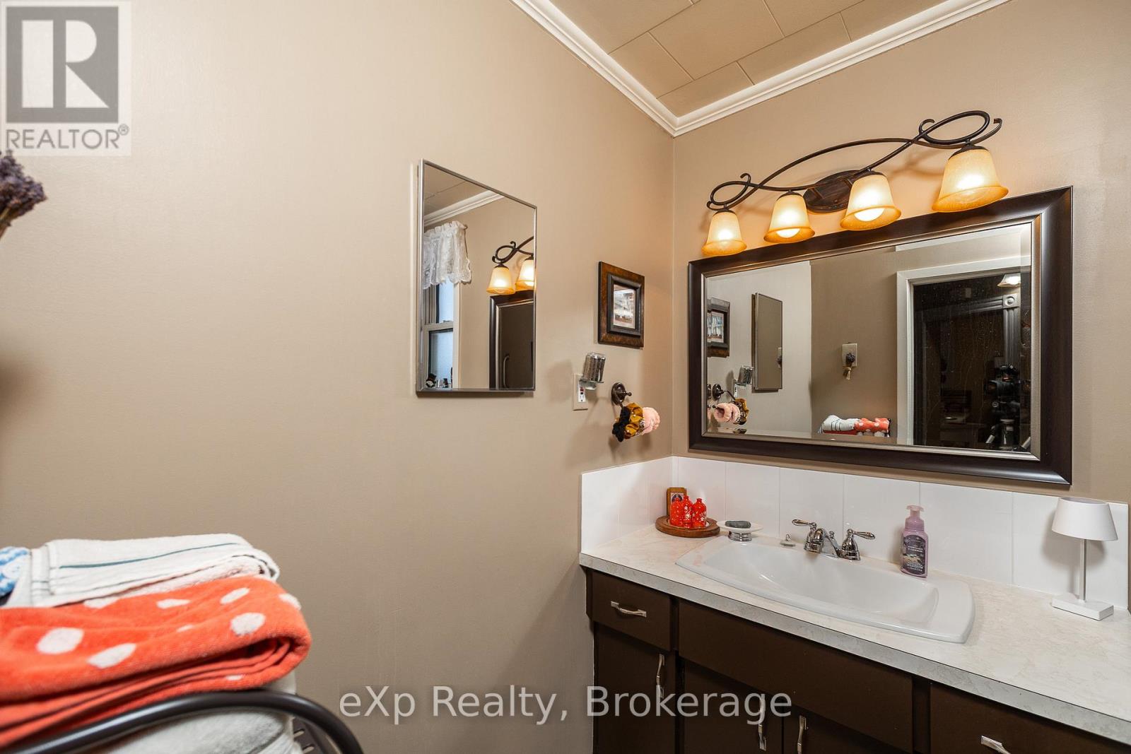 Upper Apartment - 554 2nd Avenue E, Owen Sound, Ontario  N4K 2G6 - Photo 15 - X12695004