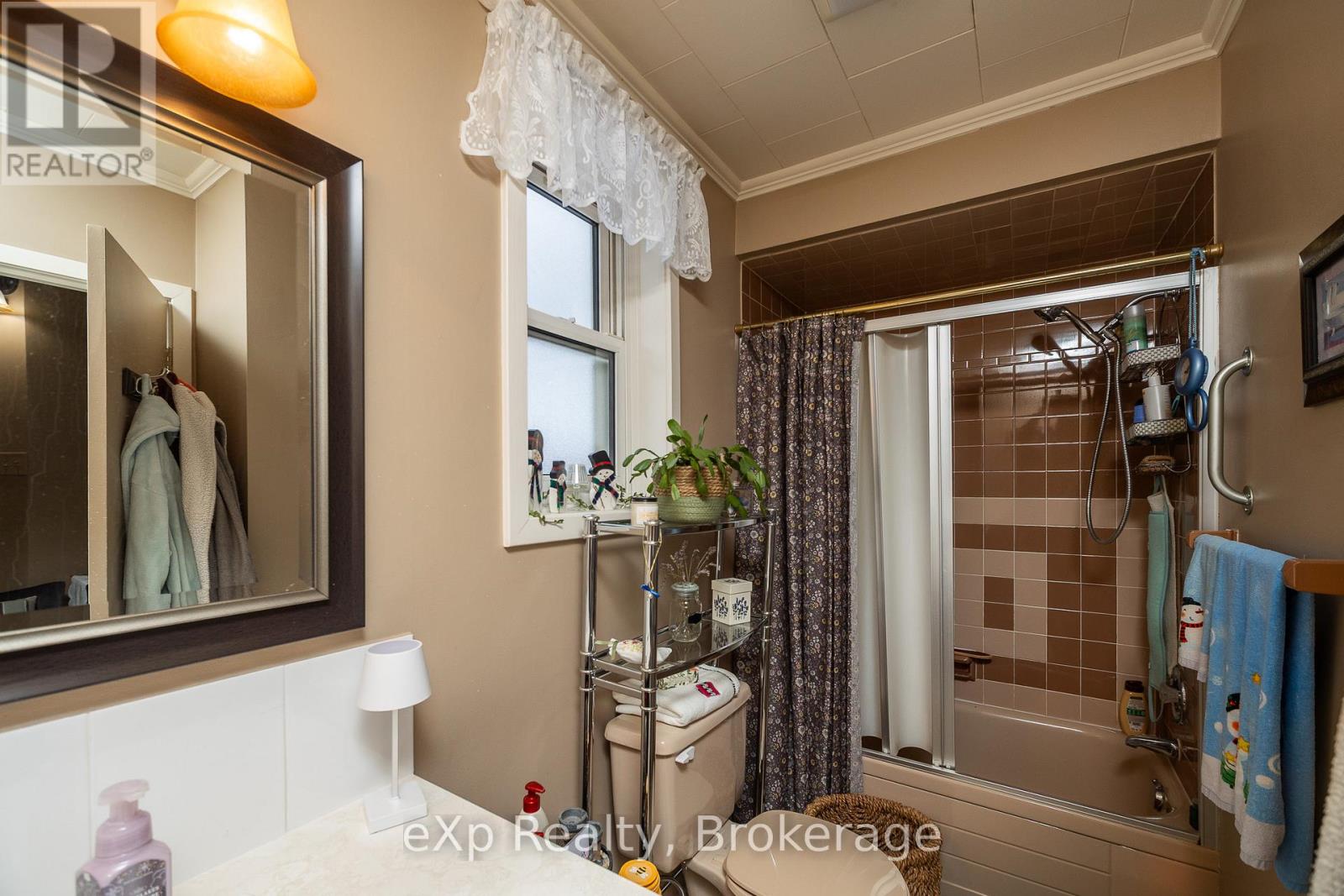 Upper Apartment - 554 2nd Avenue E, Owen Sound, Ontario  N4K 2G6 - Photo 16 - X12695004