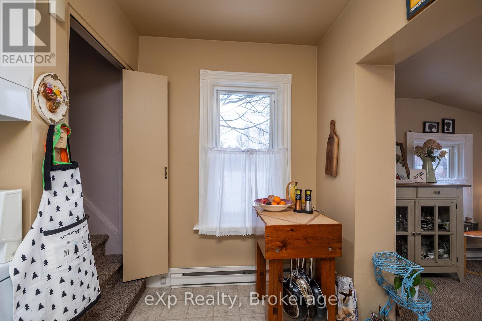 Upper Apartment - 554 2nd Avenue E, Owen Sound, Ontario  N4K 2G6 - Photo 7 - X12695004