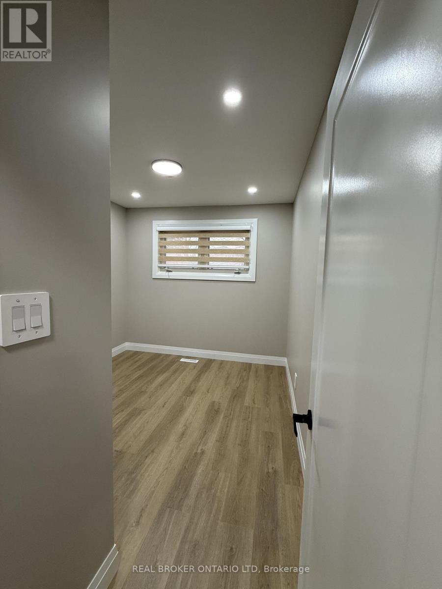 (Upper) - 294 Burlington Crescent, London South, Ontario  N5Z 3G5 - Photo 12 - X12695014