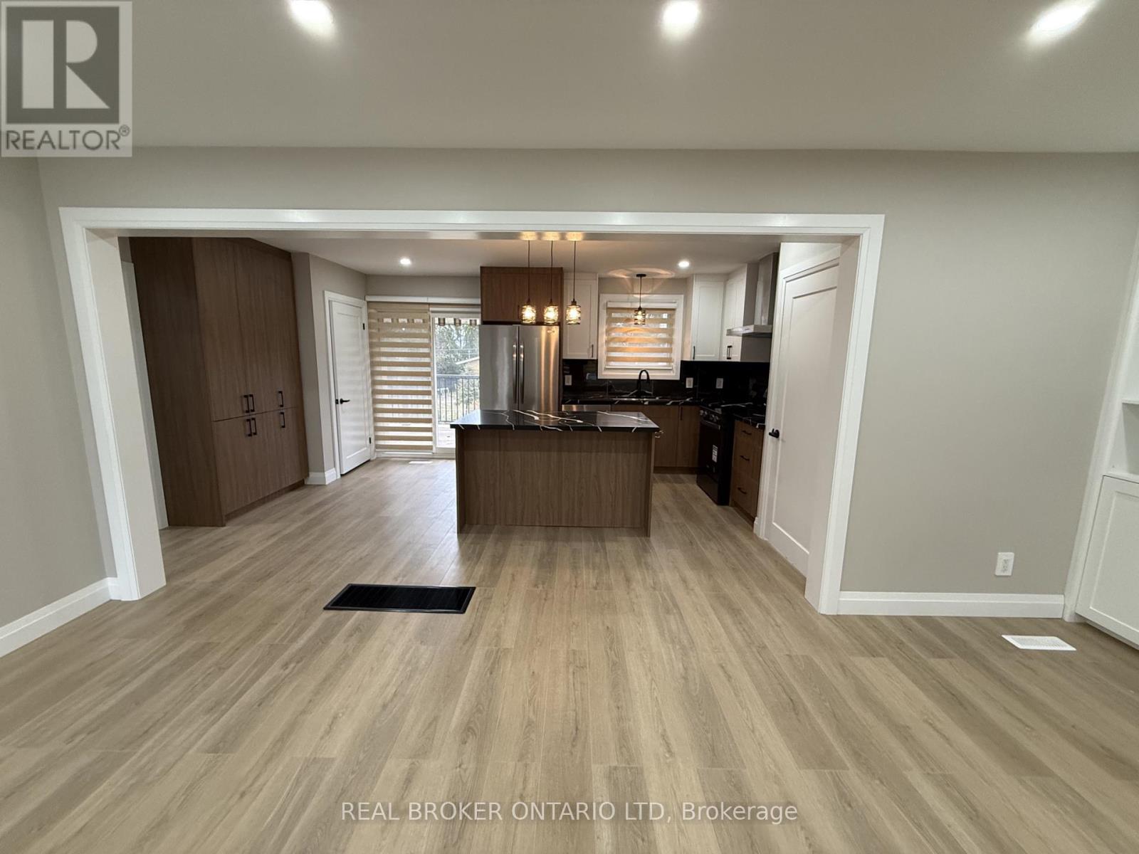 (Upper) - 294 Burlington Crescent, London South, Ontario  N5Z 3G5 - Photo 6 - X12695014