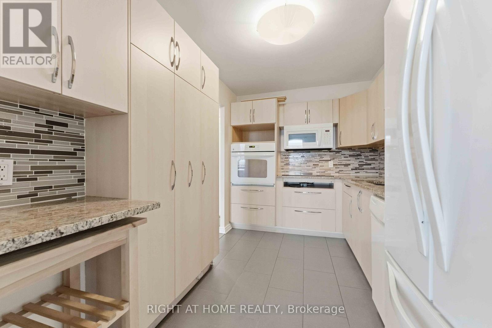 311 - 665 Bathgate Drive, Ottawa, Ontario  K1K 3Y4 - Photo 11 - X12694972