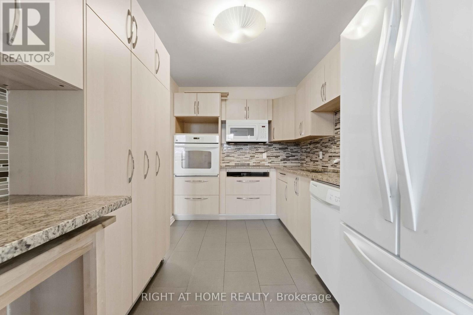 311 - 665 Bathgate Drive, Ottawa, Ontario  K1K 3Y4 - Photo 12 - X12694972